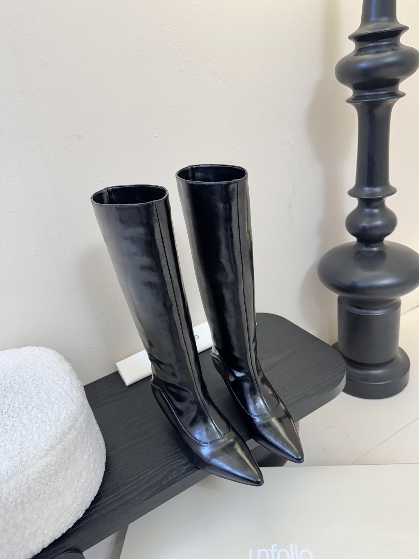 NO:648963,UNFOLIO New Products for Autumn and Winter This pair of unfolio boots｜is the 'atmosphere killer' for autumn and winter. Leather covers the whole leg. Pointed toe + stiletto heel welds laziness and sophistication together. Comes with a retro filter. Paired with a coat, it looks like a 'rich rich girl'. Paired with jeans, she instantly becomes a 'cold-feeling hot girl'. The soft leather is close to the skin and does not press on the legs. When you step on it, you can wear 'relaxed and fashionable' directly on your body. The upper is imported butter leather, and the lining is imported sheepskin. ZP molded outsole  Heel height 5.5cm 35-39 (set at 40.41), boots, boots, sheepskin19860909UNFOLIO 秋冬新品 这双unfolio长靴｜是秋冬“氛围杀器” 皮革裹满腿型 尖头+细跟把慵懒和精致焊死 自带复古滤镜 配大衣是“财阀千金” 搭牛仔秒变“冷感辣妹” 软皮贴肤不压腿 踩上直接把“松弛时髦”穿在身上 鞋面进口牛油皮 内里进口羊皮 ZP开模大底 跟高5.5cm 35-39（40.41定）,靴子,boots,sheepskin,Women's Shoes