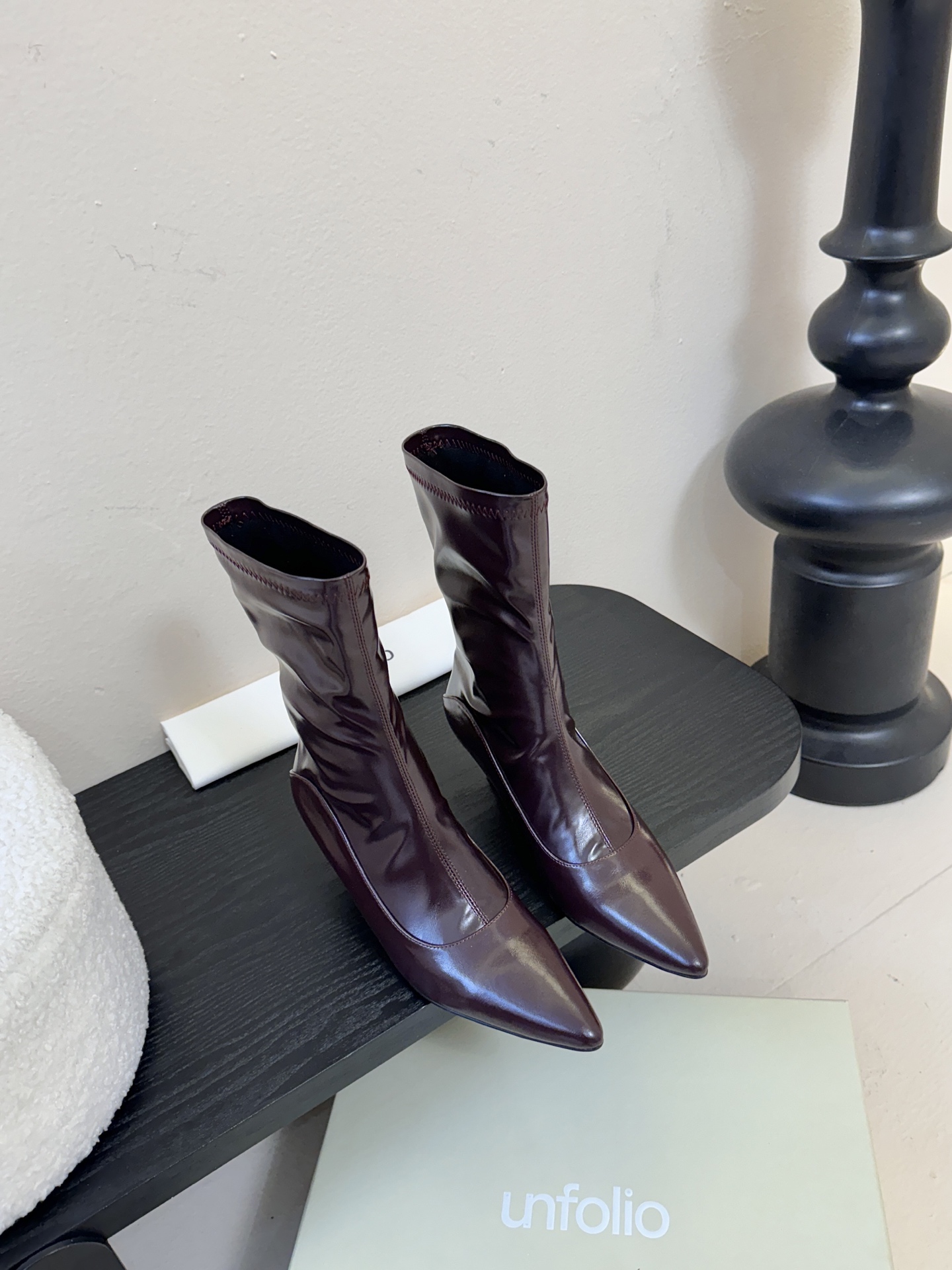 NO:648978,UNFOLIO New Products for Autumn and Winter This pair of unfolio boots｜is the 'atmosphere killer' for autumn and winter. Leather covers the whole leg. Pointed toe + stiletto heel welds laziness and sophistication together. Comes with a retro filter. Paired with a coat, it looks like a 'rich rich girl'. Paired with jeans, she instantly becomes a 'cold-feeling hot girl'. The soft leather is close to the skin and does not press on the legs. When you step on it, you can wear 'relaxed and fashionable' directly on your body. The upper is imported butter leather, and the lining is imported sheepskin. ZP molded outsole  Heel height 5.5cm 35-39 (set at 40.41), boots, boots, sheepskin19860909UNFOLIO 秋冬新品 这双unfolio长靴｜是秋冬“氛围杀器” 皮革裹满腿型 尖头+细跟把慵懒和精致焊死 自带复古滤镜 配大衣是“财阀千金” 搭牛仔秒变“冷感辣妹” 软皮贴肤不压腿 踩上直接把“松弛时髦”穿在身上 鞋面进口牛油皮 内里进口羊皮 ZP开模大底 跟高5.5cm 35-39（40.41定）,靴子,boots,sheepskin,Women's Shoes