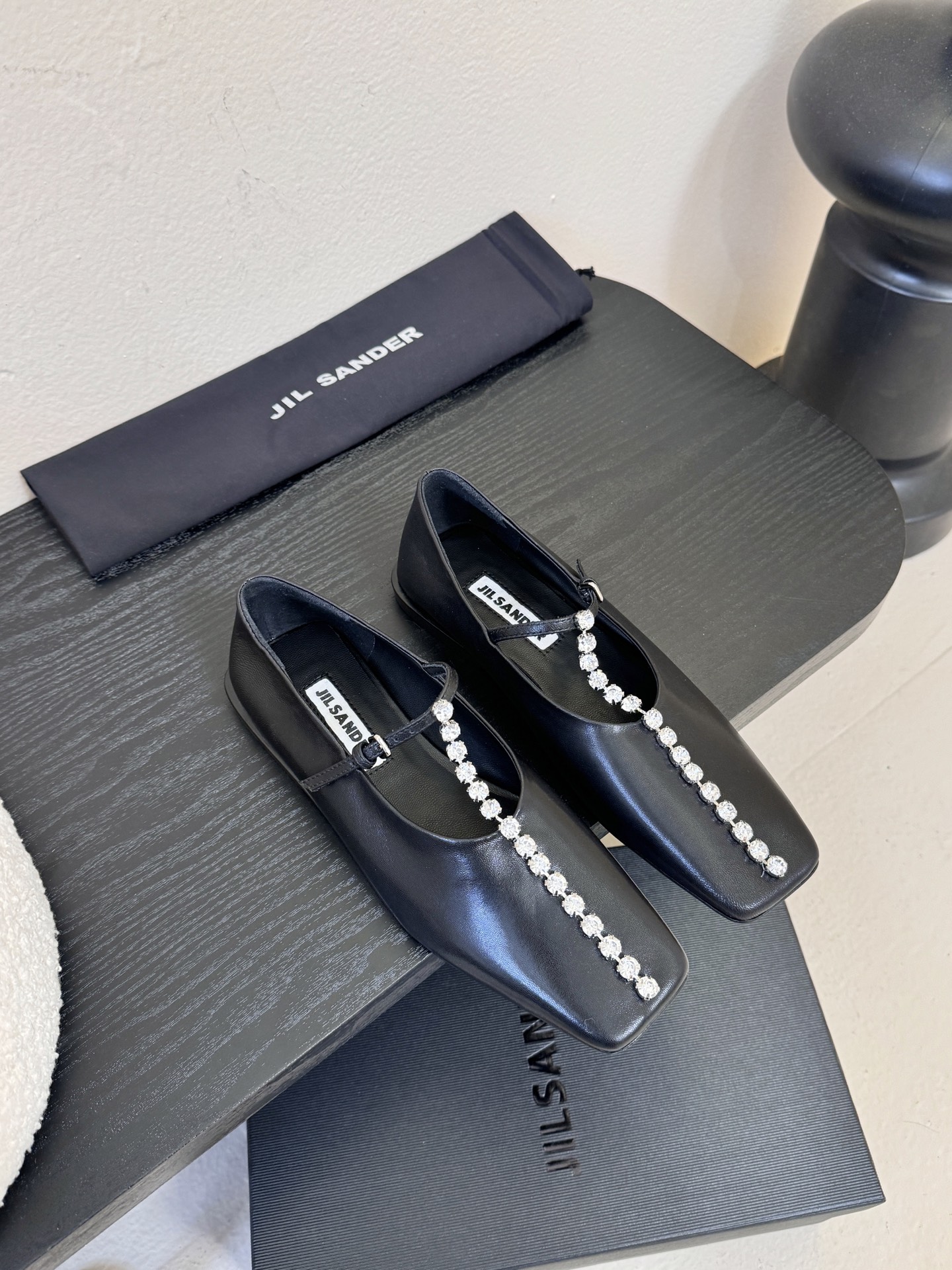 NO:648948,The top JILSANDER personalized and trendy new products are purchased and developed, perfect reproduction one to one method, classic line design, a versatile summer item, loved by Internet celebrity bloggers and ladies, various praises on social platforms, extremely popular, high texture, breathable and super comfortable. Imported sheepskin upper, sheepskin lining, genuine leather outsole, size 35-4040 customization, single shoes, jil sander, sheepskin, Leather soles19860909顶级  JILSANDER个性潮流新品正品购入开发、完美复刻一比一做法、经典的线条设计、炒鸡百搭的一款夏季单品, 网红博主小姐姐们的挚爱,社交平台的各种夸赞,人气超高质感透气超级舒适 鞋面进口羊皮 内里羊皮 大底真皮大底 码数35-4040定制,单鞋,jil sander,sheepskin,Leather soles,Women's Shoes