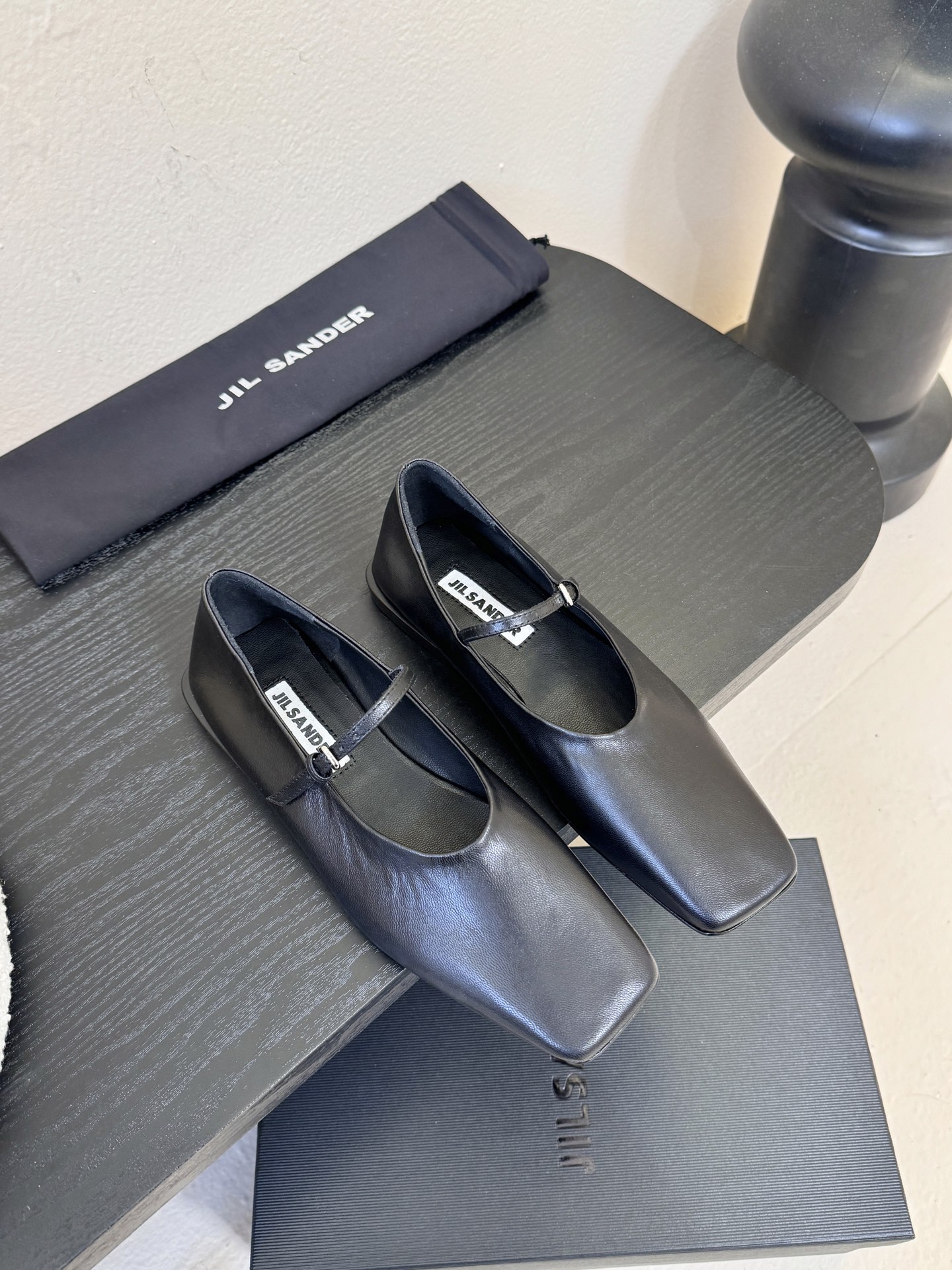 NO:651843,JILSANDER's personalized and trendy new products are purchased and developed, perfectly reproduced one-to-one, classic line design, a versatile summer item, loved by Internet celebrity bloggers and ladies, and praised by various social platforms, extremely popular, high quality, breathable and super comfortable. Imported sheepskin upper, sheepskin lining, genuine leather outsole, size 35-4040, customized, single shoes, jil sander, sheepskin, Leather soles19860909JILSANDER个性潮流新品正品购入开发、完美复刻一比一做法、经典的线条设计、炒鸡百搭的一款夏季单品, 网红博主小姐姐们的挚爱,社交平台的各种夸赞,人气超高质感透气超级舒适 鞋面进口羊皮 内里羊皮 大底真皮大底 码数35-4040定制,单鞋,jil sander,sheepskin,Leather soles,Women's Shoes