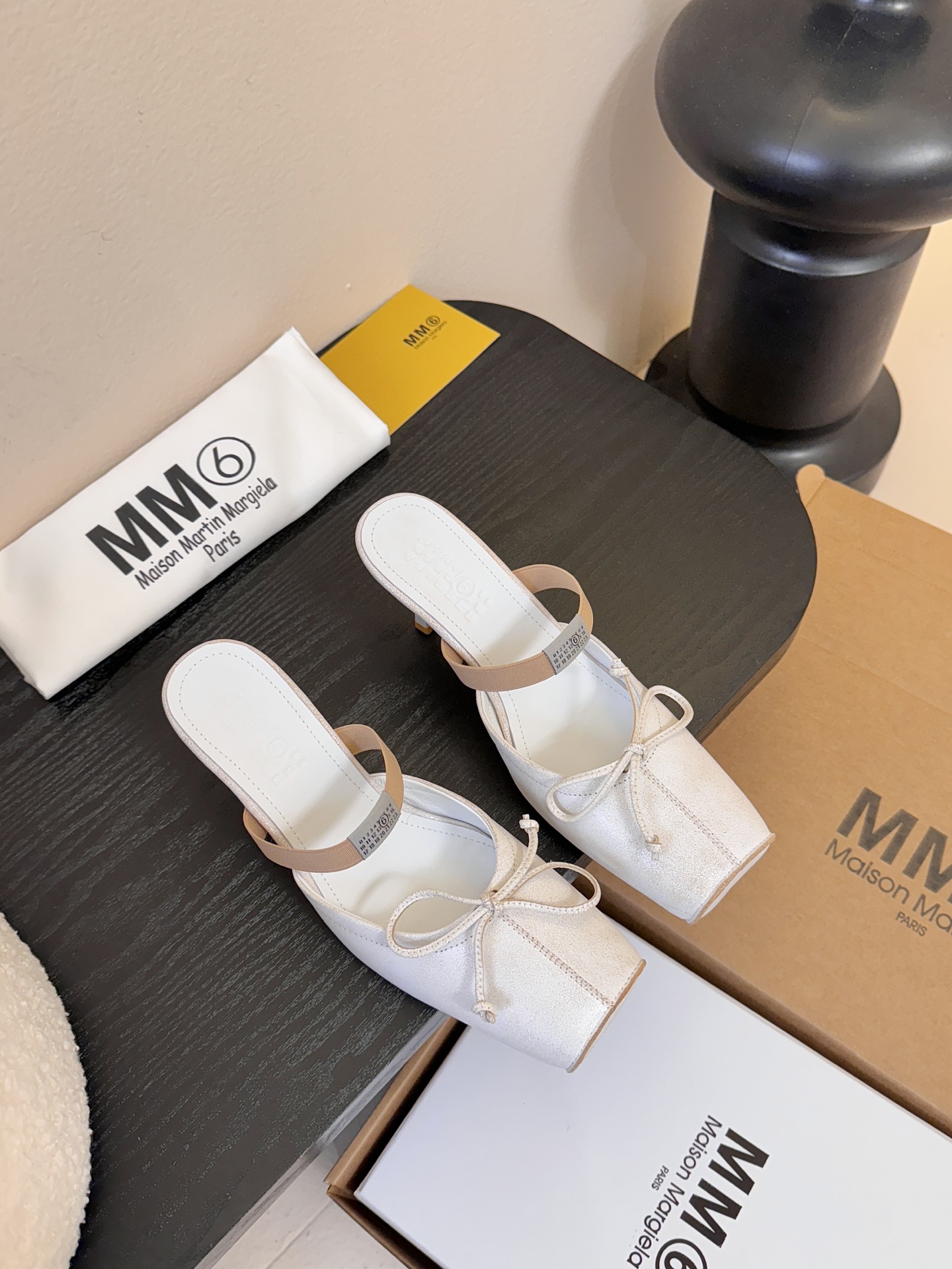 NO:651835,2025 Maison Margie* Margie split toe thick heel flat sole retro Mary Jane doll head apple toe ballet finger fish mouth single shoes A great version, very difficult to make!  Margiela split-toe shoes have been pushed into the limelight again, and Xiaohongshu’s posts have exploded one after another!  A must-have for sexy and cool girls. Fried chicken looks good on your feet. You can feel free to wear it and you will be the most unique existence among that group. The fabric is imported cowhide. The lining is cowhide. Outsole. Genuine leather bottom imported from Italy. Code number: 35-39/40.41 Customized, non-refundable and non-exchangeable. Slippers, masion margiela, mary jane, slippers, cowhide198609092025Maison Margie*马吉拉分趾粗跟平底复古玛丽珍娃娃头苹果头芭蕾舞指鱼嘴单鞋棒了的版本 非常不好做！马吉拉分趾鞋又被推到风口啦 小红书发一个爆一个！性感酷辣女孩必备 上脚炒鸡好看 大家放心冲穿上它你就是那个人群中最独特的存在 面料进口牛皮 内里垫脚牛皮 大底 意大利进口真皮底 码数:35-39/40.41定制不退不换,拖鞋,masion margiela,mary jane,slippers,cowhide,Women's Shoes