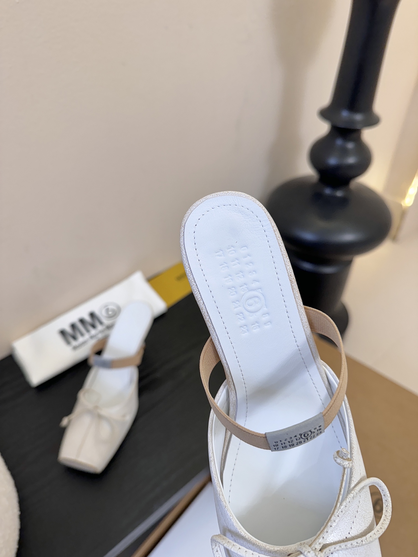 2025Maison Margie*马吉拉•分趾粗跟平底复古玛丽珍娃娃头苹果头芭蕾舞指鱼嘴单鞋棒了的版本