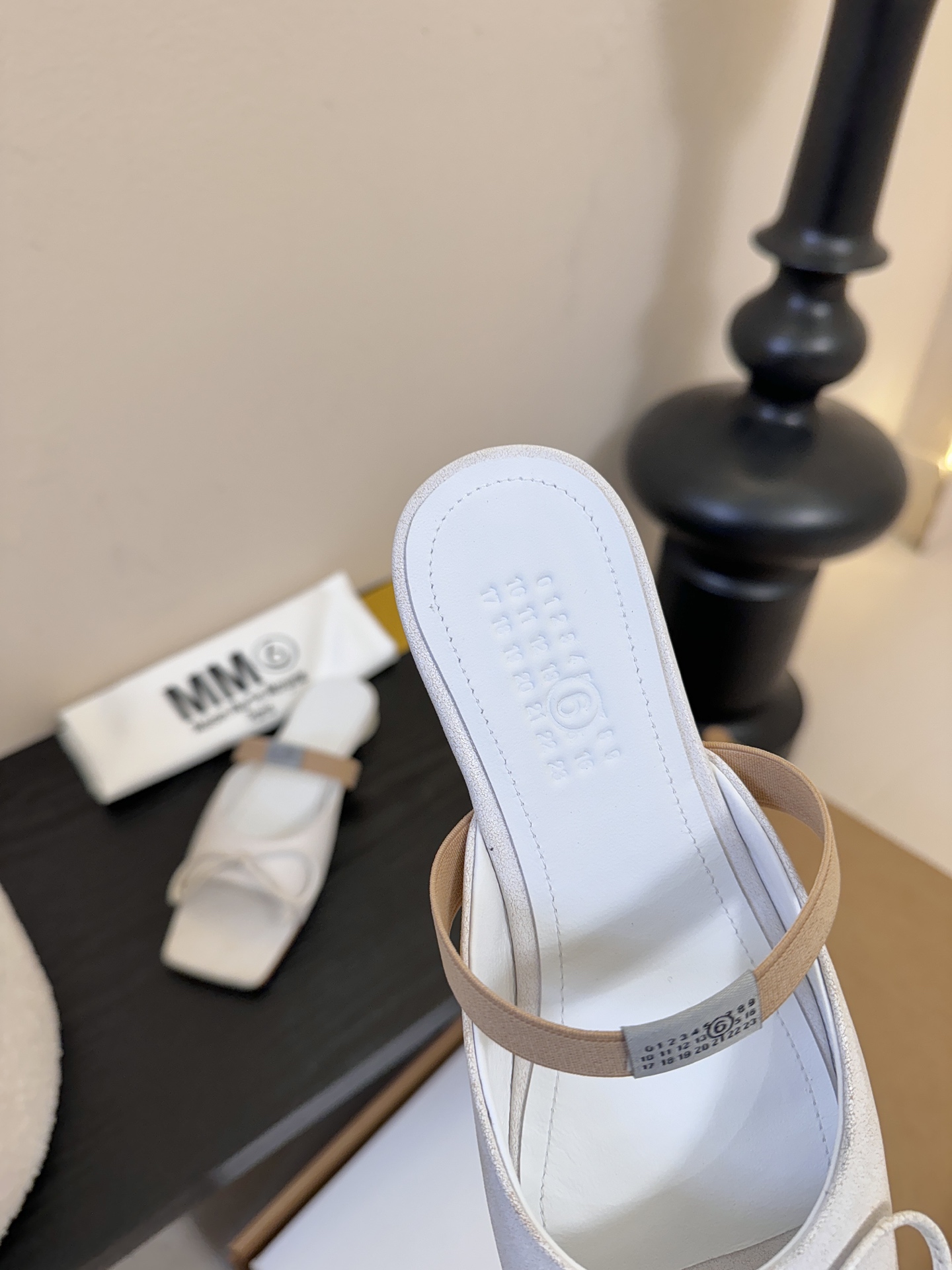 2025Maison Margie*马吉拉•分趾粗跟平底复古玛丽珍娃娃头苹果头芭蕾舞指鱼嘴单鞋棒了的版本