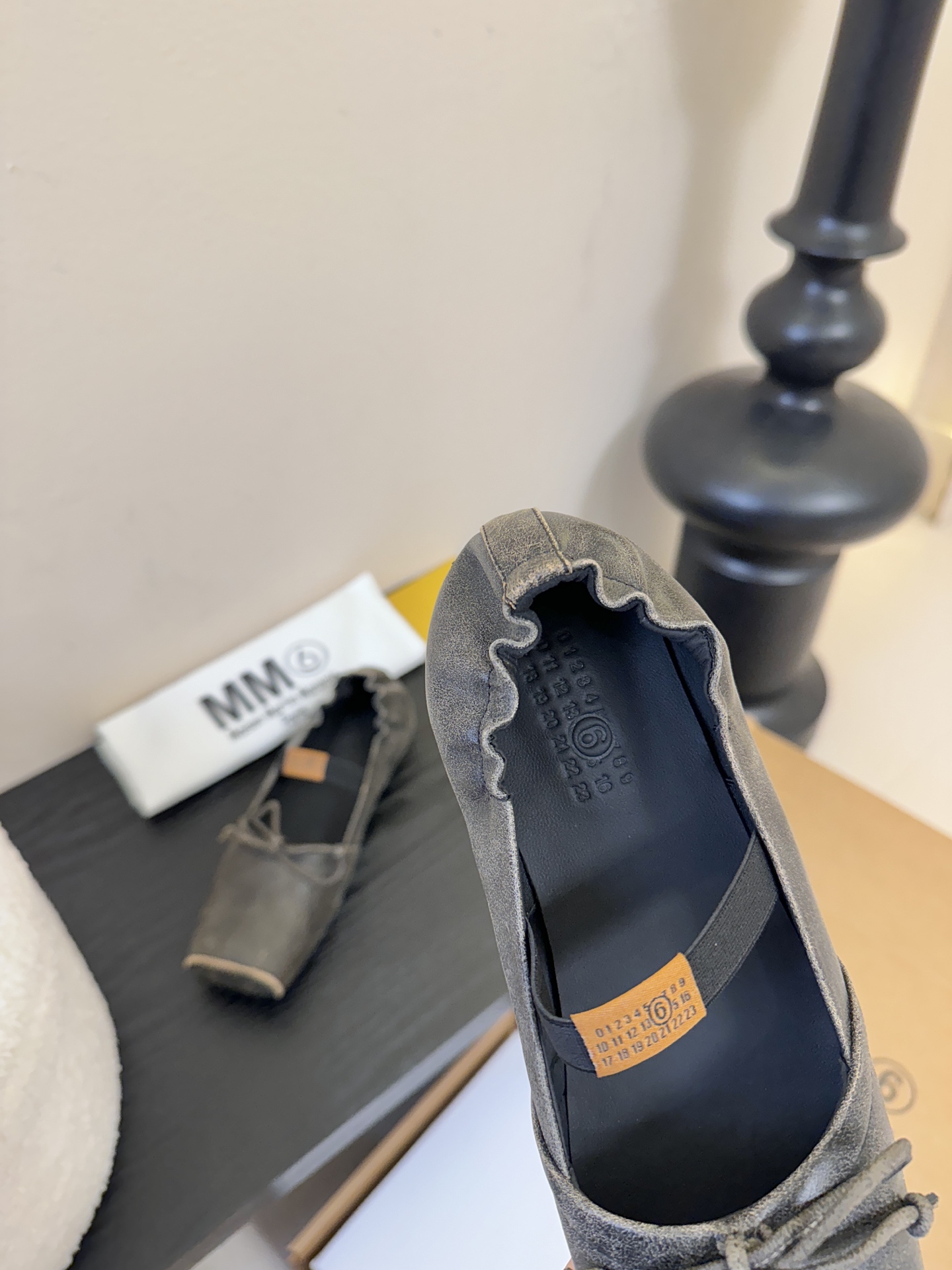 Maison Margie*马吉拉•分趾粗跟平底复古玛丽珍娃娃头苹果头芭蕾舞指鱼嘴单鞋棒了的版本 非常不