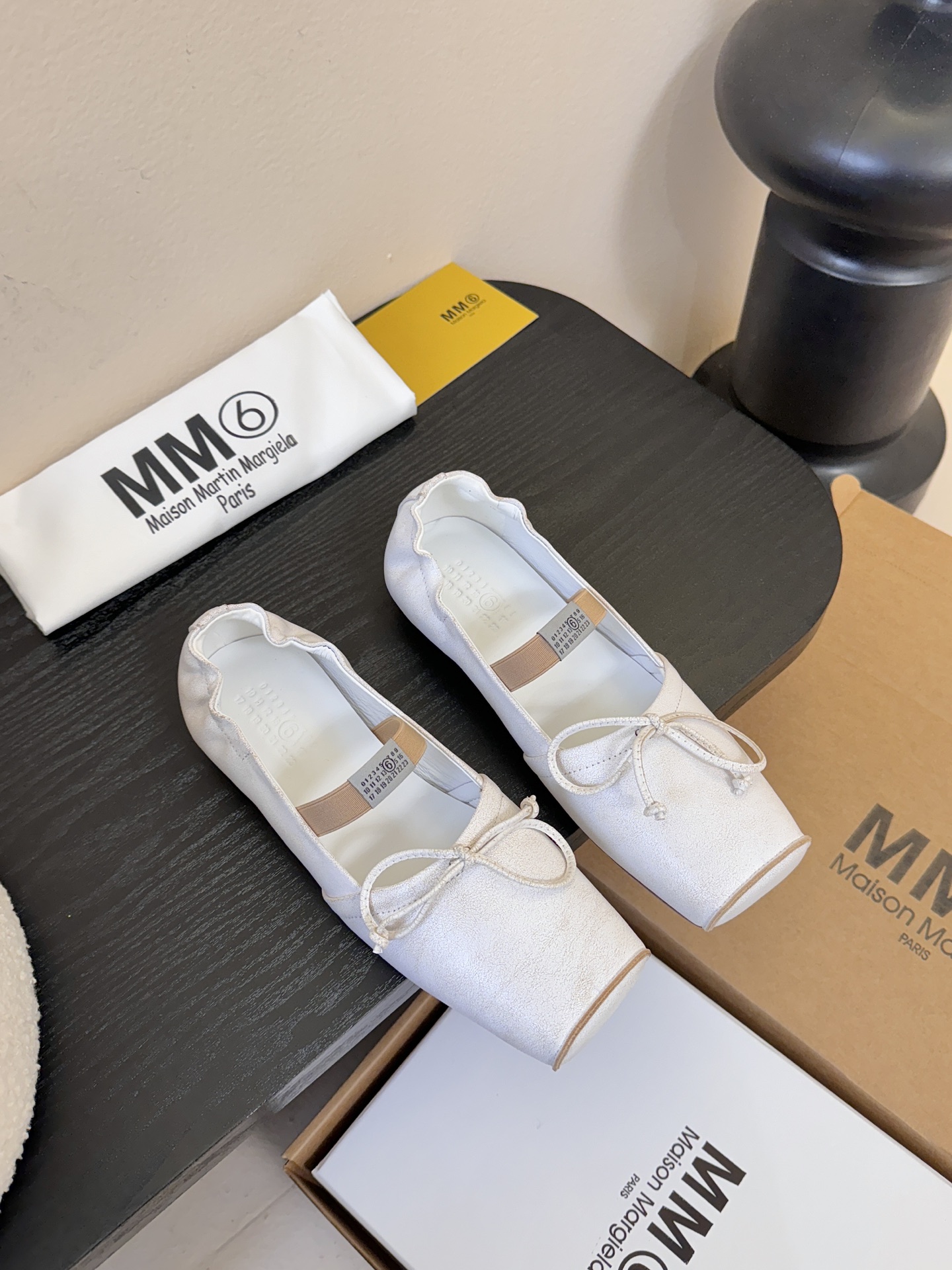 NO:651827,Maison Margie* Margie split-toe thick heel flat-soled retro Mary Jane doll head apple toe ballet finger fish mouth single shoes are a great version. Very difficult to make!  Margiela split-toe shoes have been pushed into the limelight again, and Xiaohongshu’s posts have exploded one after another!  A must-have for sexy and cool girls. Fried chicken looks good on your feet. You can feel free to wear it and you will be the most unique existence among that group. The fabric is imported cowhide. The lining is cowhide. Outsole. Genuine leather sole imported from Italy. Code number: 35-39/40.41. Customized, non-returnable and non-exchangeable. Ballet shoes, masion margiela, mary jane, cowhide19860909Maison Margie*马吉拉分趾粗跟平底复古玛丽珍娃娃头苹果头芭蕾舞指鱼嘴单鞋棒了的版本 非常不好做！马吉拉分趾鞋又被推到风口啦 小红书发一个爆一个！性感酷辣女孩必备 上脚炒鸡好看 大家放心冲穿上它你就是那个人群中最独特的存在 面料进口牛皮 内里垫脚牛皮 大底 意大利进口真皮底 码数:35-39/40.41定制不退不换,芭蕾舞鞋,masion margiela,mary jane,cowhide,Women's Shoes