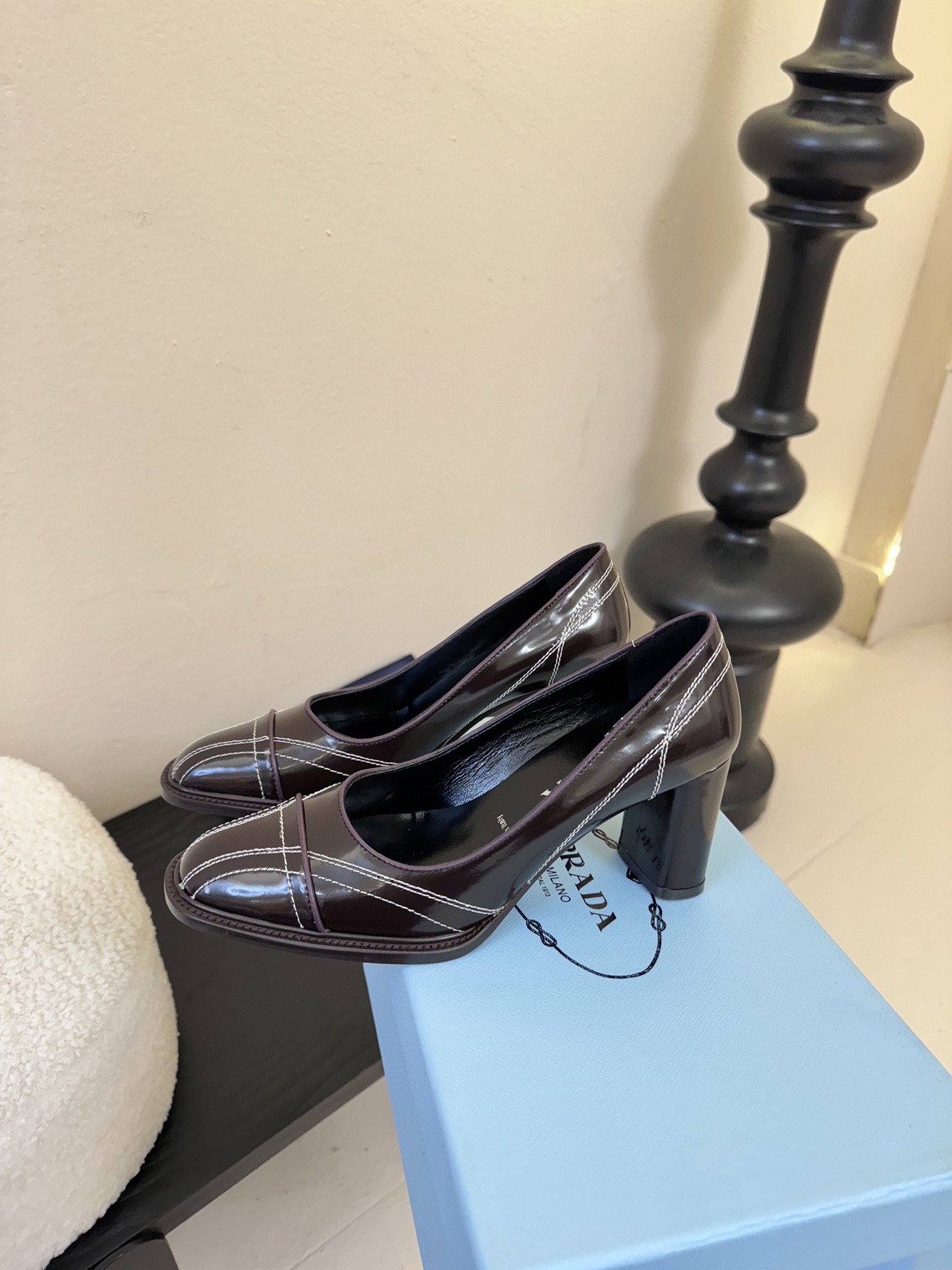 PRAD* 新款高跟鞋采用尖头设计，极具时尚感与攻击性，彰显个性；鞋身有独特的分割线条，增添设计细节，区