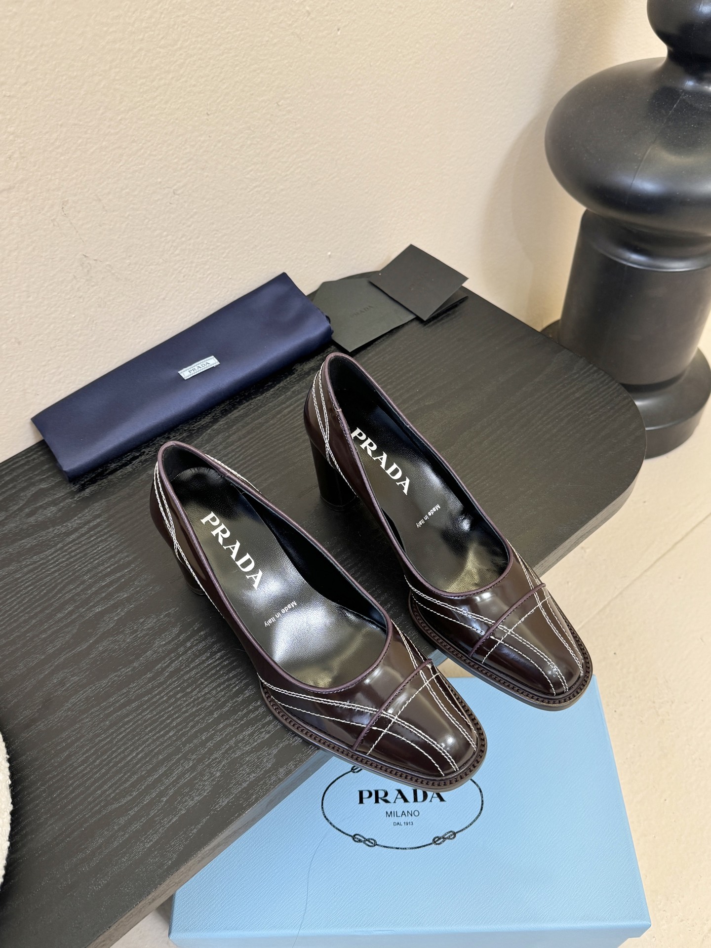 PRAD* 新款高跟鞋采用尖头设计，极具时尚感与攻击性，彰显个性；鞋身有独特的分割线条，增添设计细节，区