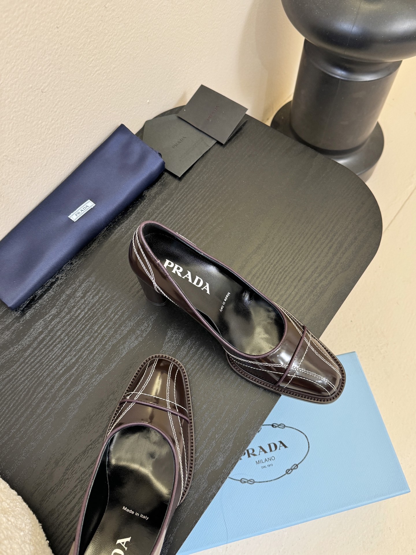 PRAD* 新款高跟鞋采用尖头设计，极具时尚感与攻击性，彰显个性；鞋身有独特的分割线条，增添设计细节，区