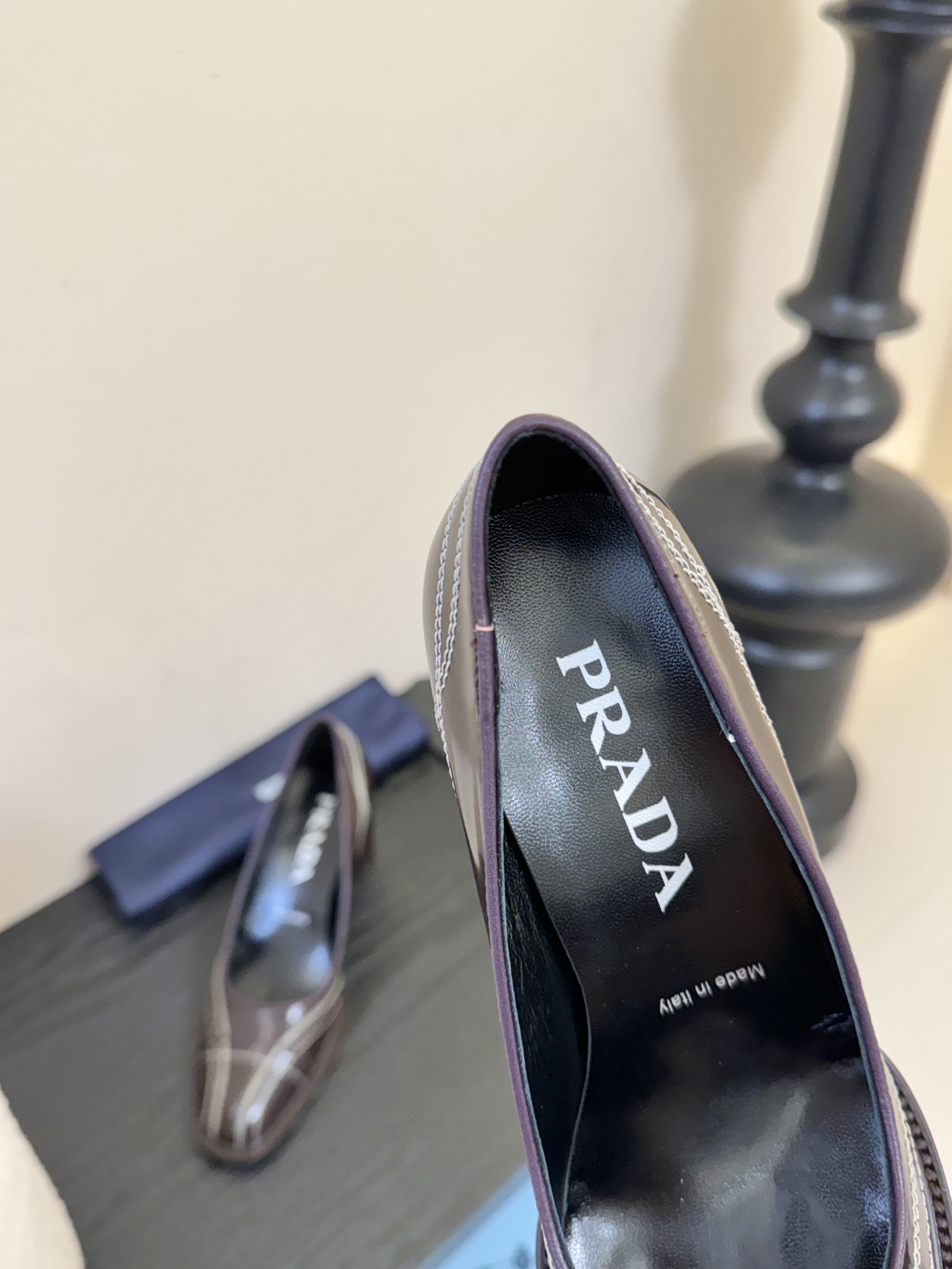 PRAD* 新款高跟鞋采用尖头设计，极具时尚感与攻击性，彰显个性；鞋身有独特的分割线条，增添设计细节，区