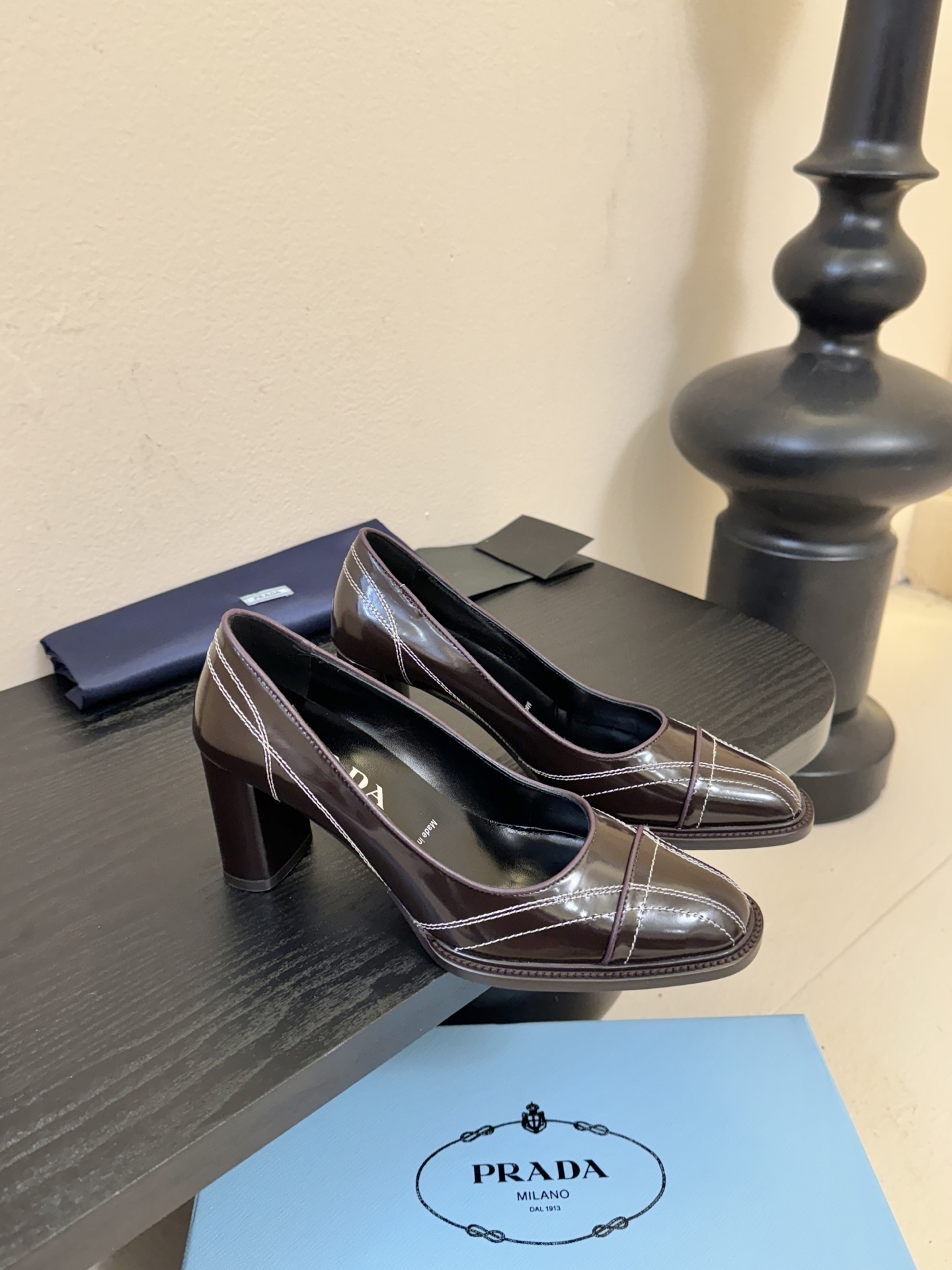 PRAD* 新款高跟鞋采用尖头设计，极具时尚感与攻击性，彰显个性；鞋身有独特的分割线条，增添设计细节，区