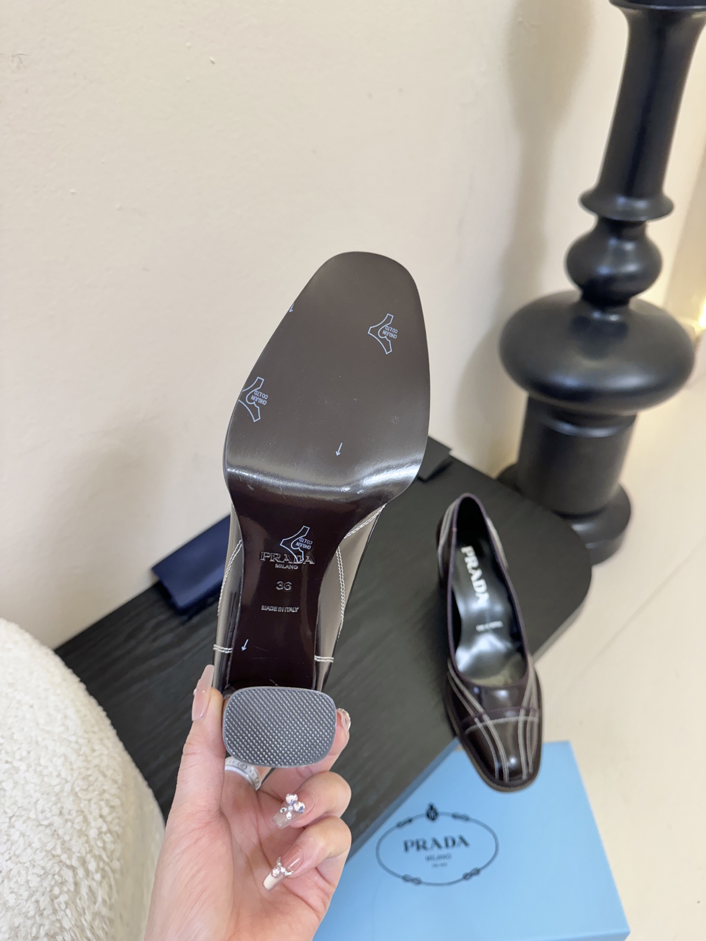 PRAD* 新款高跟鞋采用尖头设计，极具时尚感与攻击性，彰显个性；鞋身有独特的分割线条，增添设计细节，区