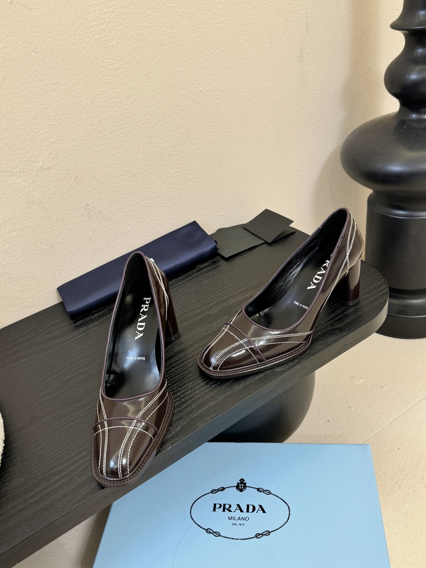 PRAD* 新款高跟鞋采用尖头设计，极具时尚感与攻击性，彰显个性；鞋身有独特的分割线条，增添设计细节，区