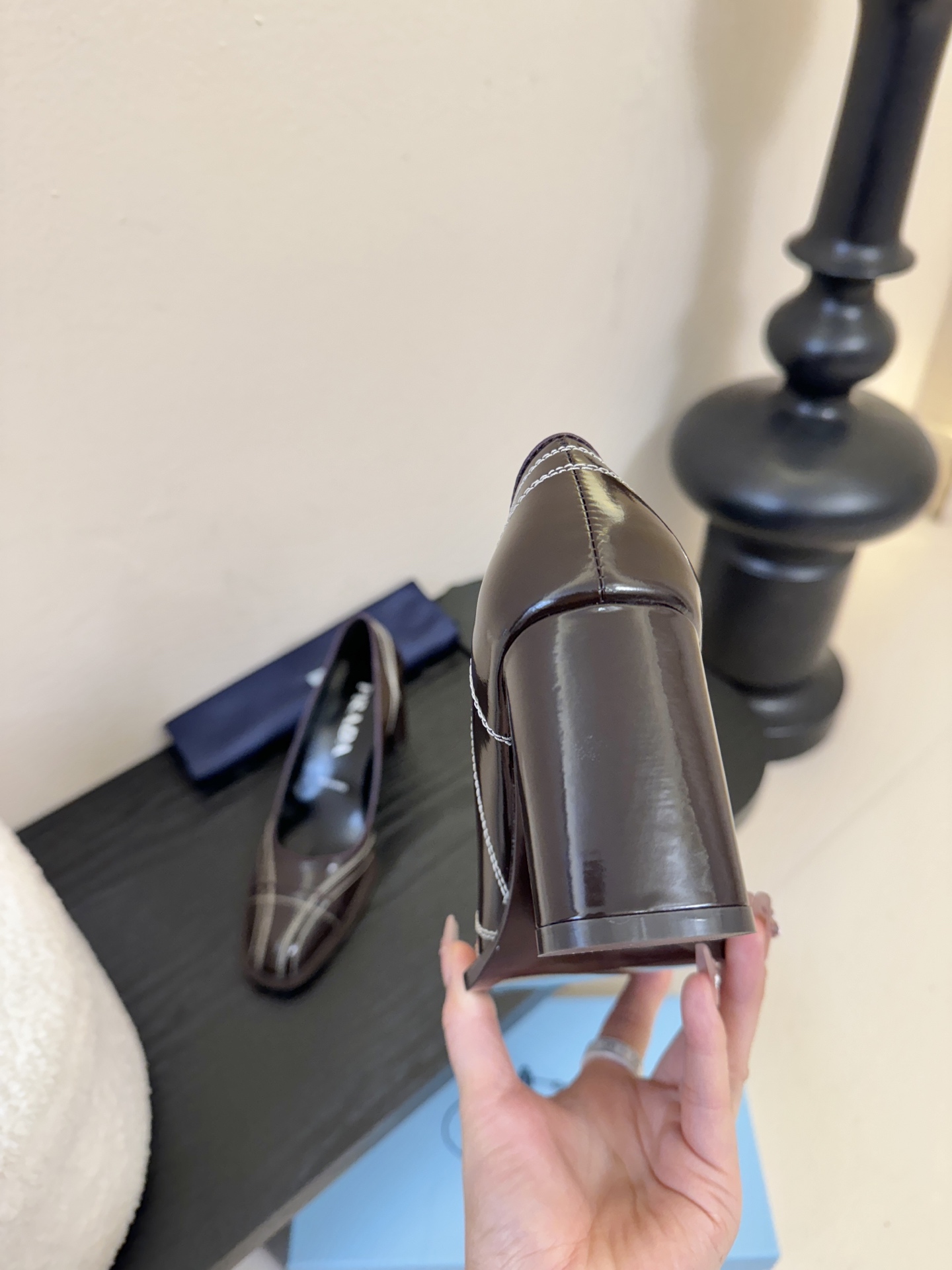 PRAD* 新款高跟鞋采用尖头设计，极具时尚感与攻击性，彰显个性；鞋身有独特的分割线条，增添设计细节，区