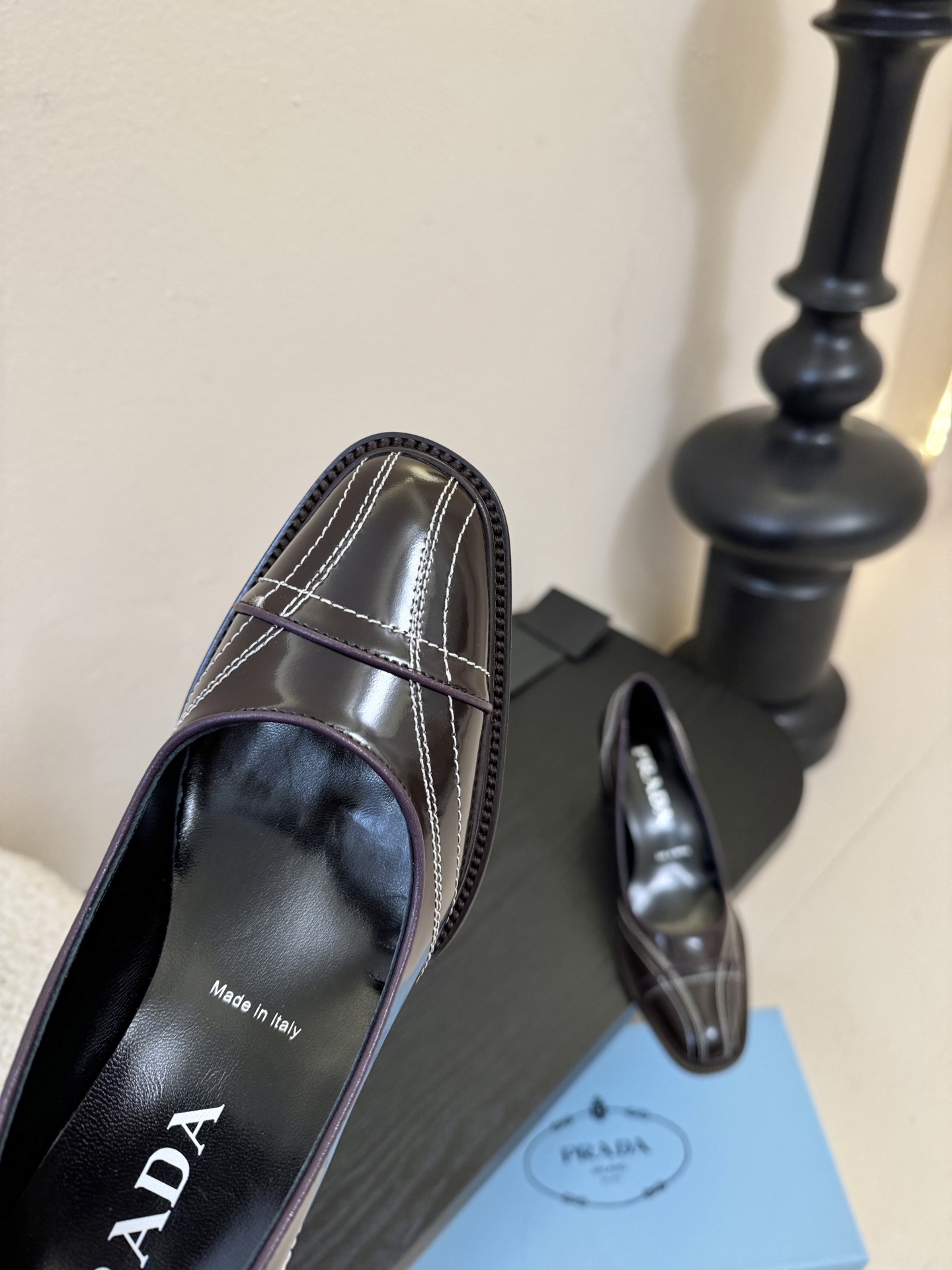 PRAD* 新款高跟鞋采用尖头设计，极具时尚感与攻击性，彰显个性；鞋身有独特的分割线条，增添设计细节，区