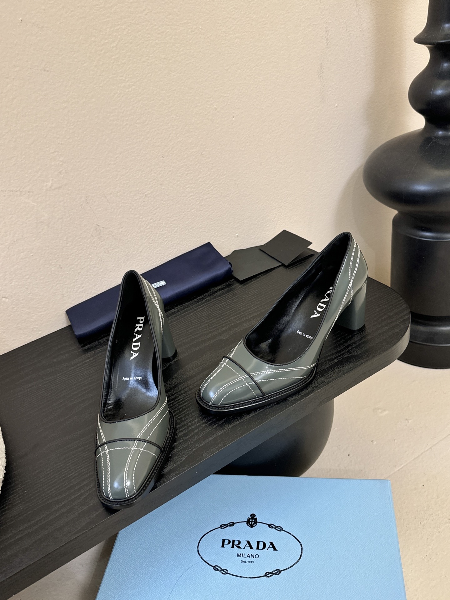 PRAD* 新款高跟鞋采用尖头设计，极具时尚感与攻击性，彰显个性；鞋身有独特的分割线条，增添设计细节，区