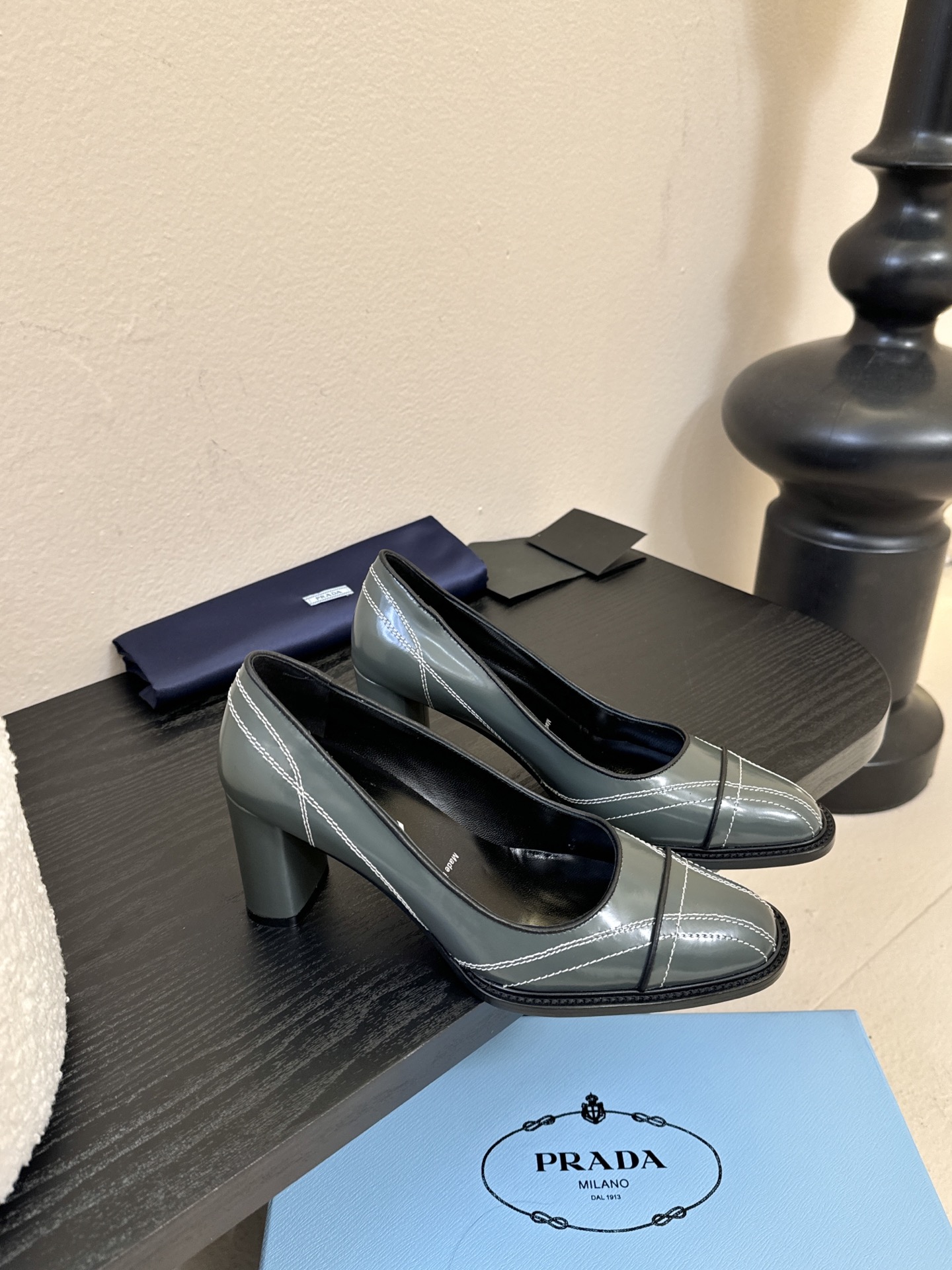 PRAD* 新款高跟鞋采用尖头设计，极具时尚感与攻击性，彰显个性；鞋身有独特的分割线条，增添设计细节，区