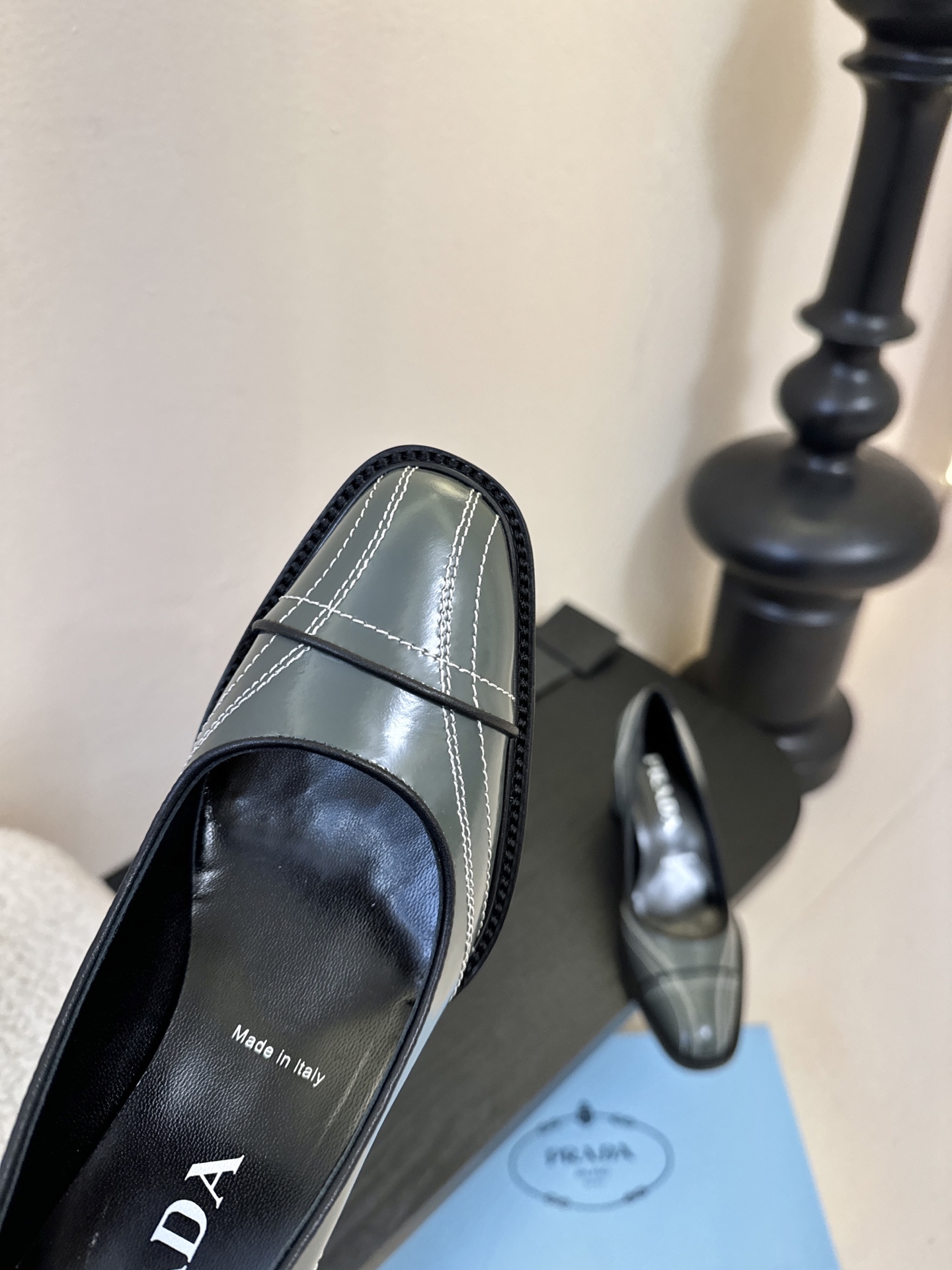 PRAD* 新款高跟鞋采用尖头设计，极具时尚感与攻击性，彰显个性；鞋身有独特的分割线条，增添设计细节，区