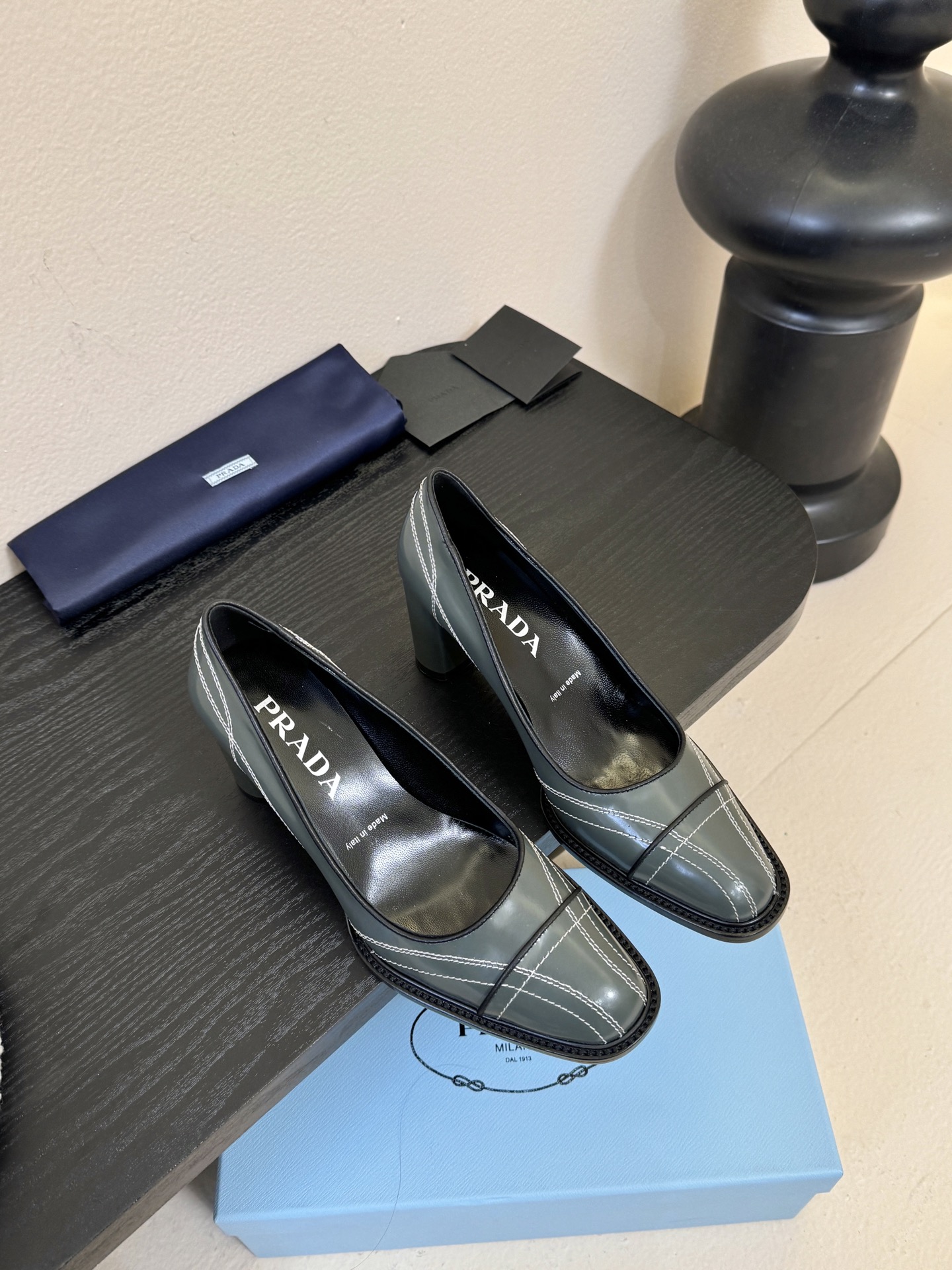 PRAD* 新款高跟鞋采用尖头设计，极具时尚感与攻击性，彰显个性；鞋身有独特的分割线条，增添设计细节，区