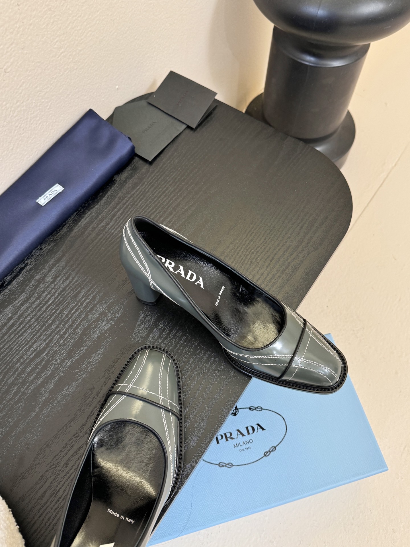 PRAD* 新款高跟鞋采用尖头设计，极具时尚感与攻击性，彰显个性；鞋身有独特的分割线条，增添设计细节，区