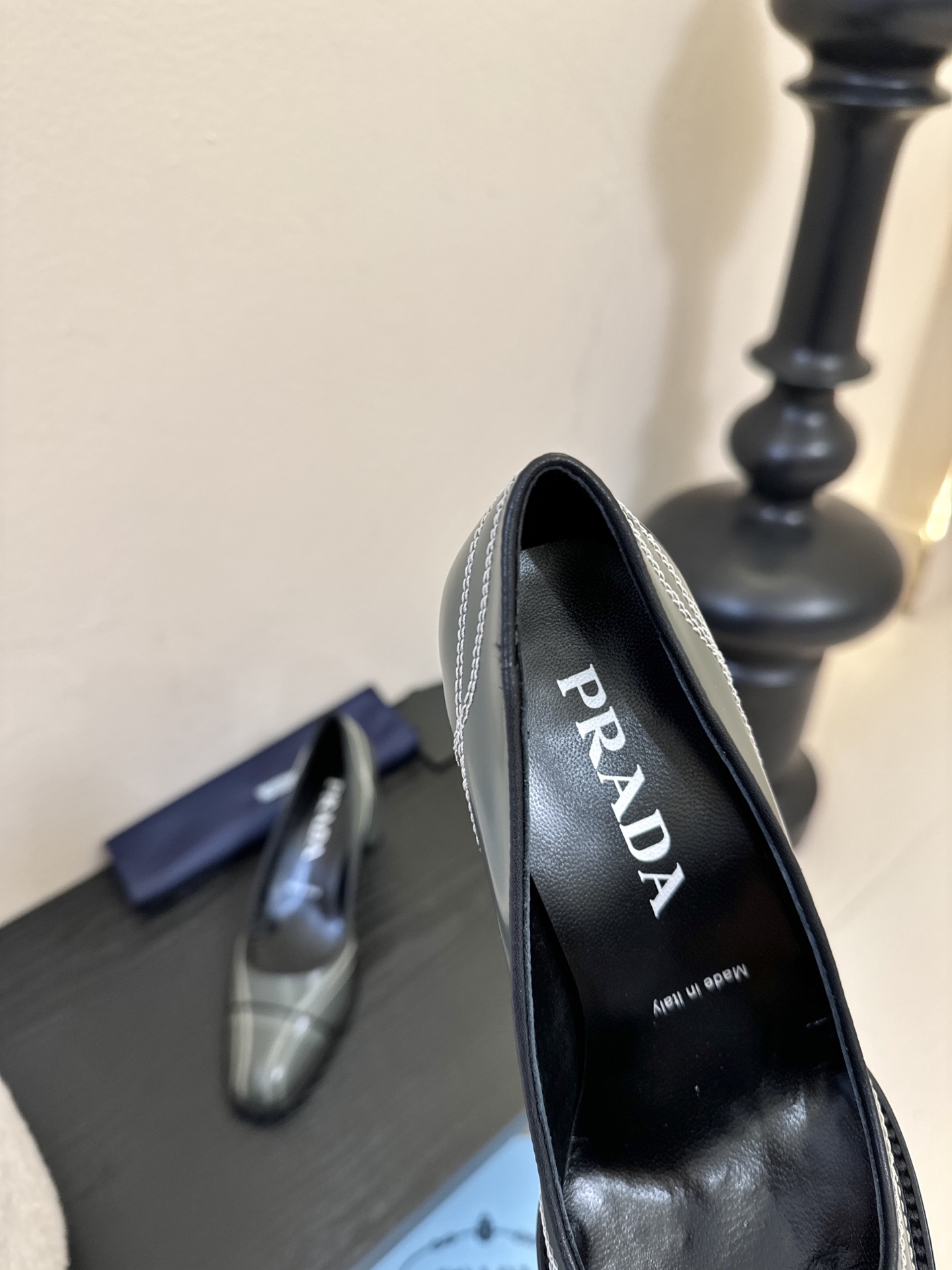 PRAD* 新款高跟鞋采用尖头设计，极具时尚感与攻击性，彰显个性；鞋身有独特的分割线条，增添设计细节，区