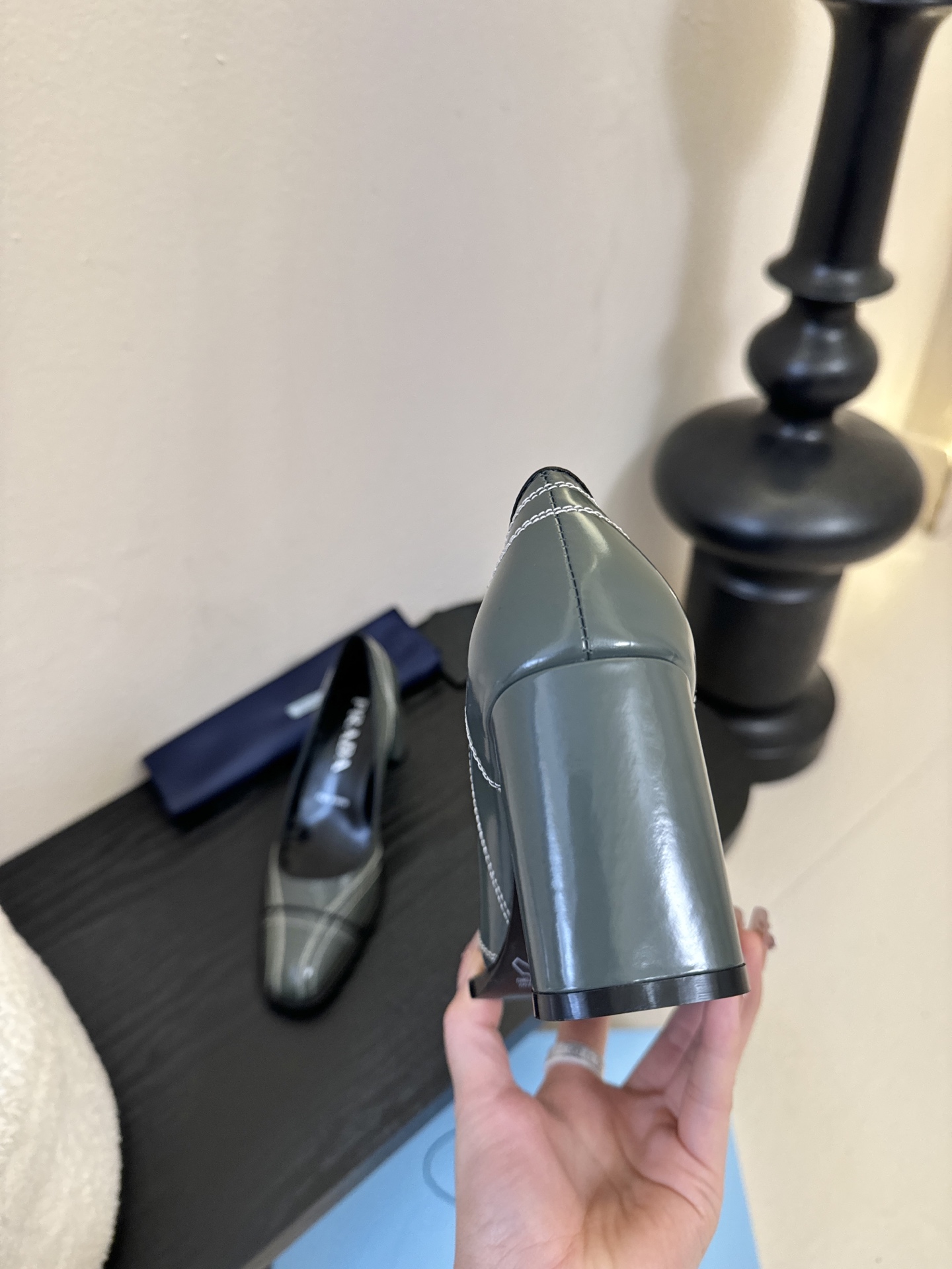 PRAD* 新款高跟鞋采用尖头设计，极具时尚感与攻击性，彰显个性；鞋身有独特的分割线条，增添设计细节，区