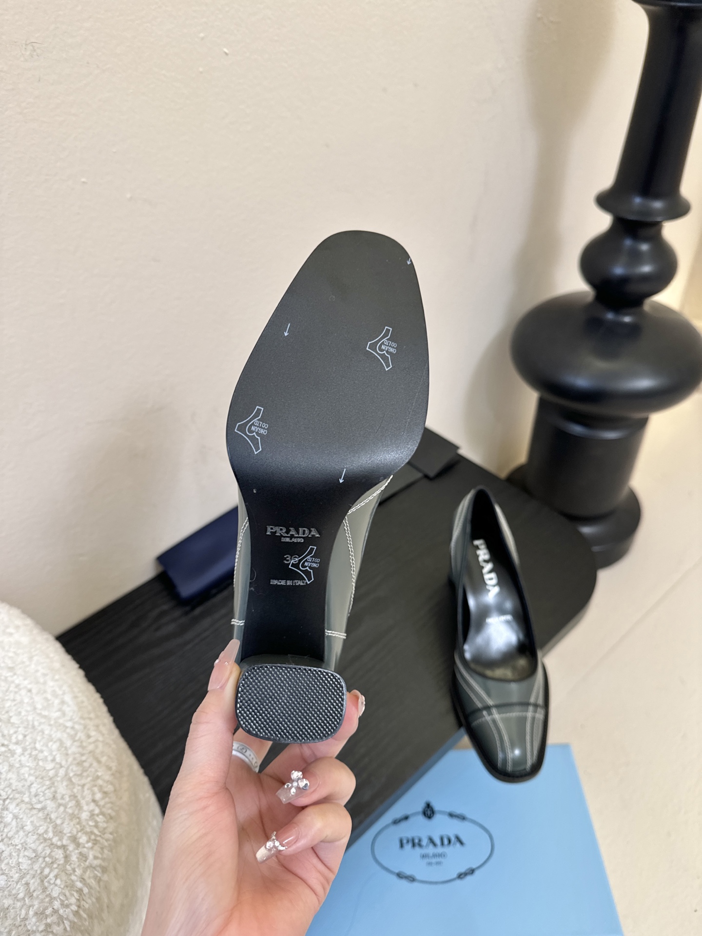 PRAD* 新款高跟鞋采用尖头设计，极具时尚感与攻击性，彰显个性；鞋身有独特的分割线条，增添设计细节，区