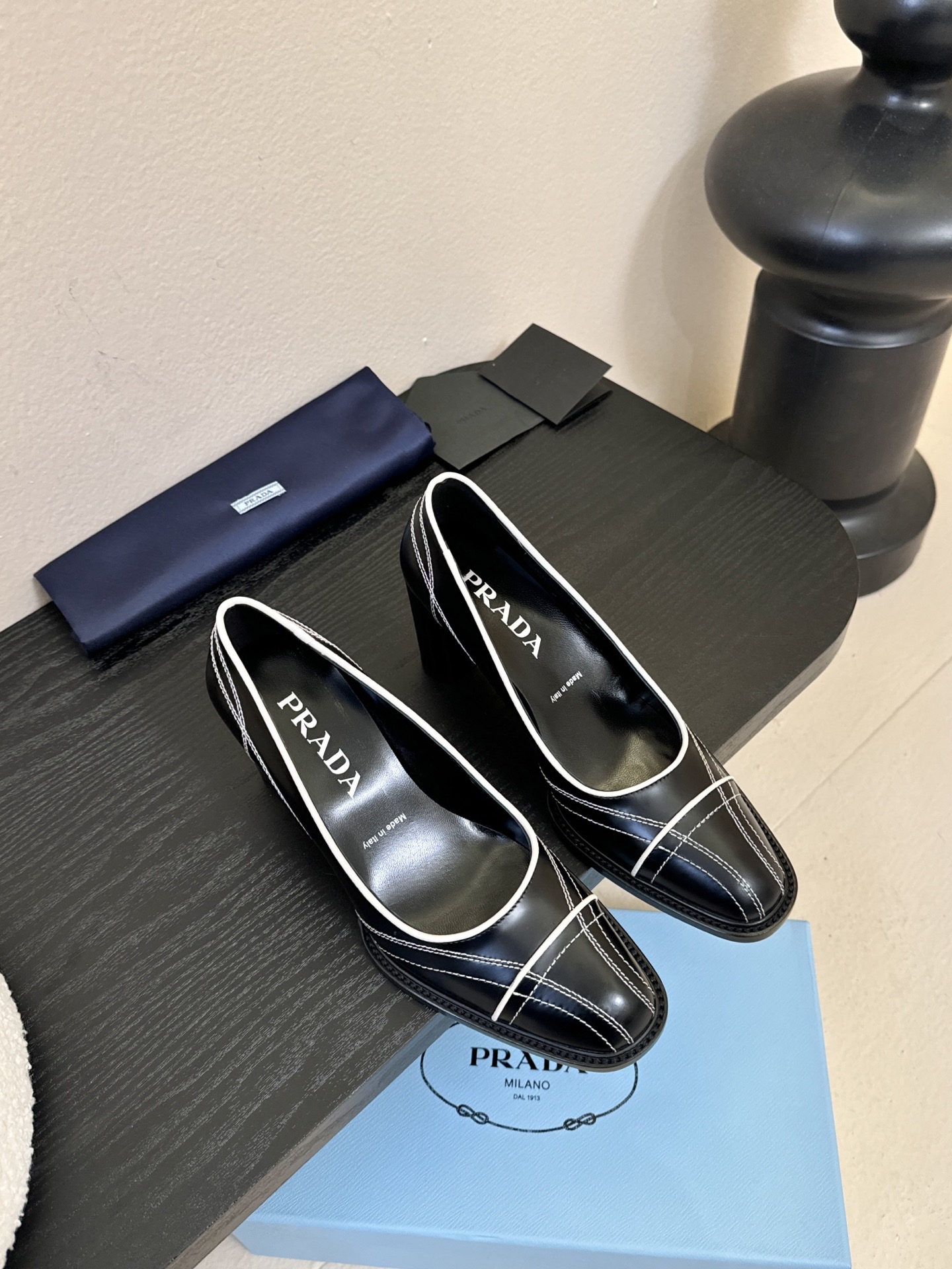 PRAD* 新款高跟鞋采用尖头设计，极具时尚感与攻击性，彰显个性；鞋身有独特的分割线条，增添设计细节，区