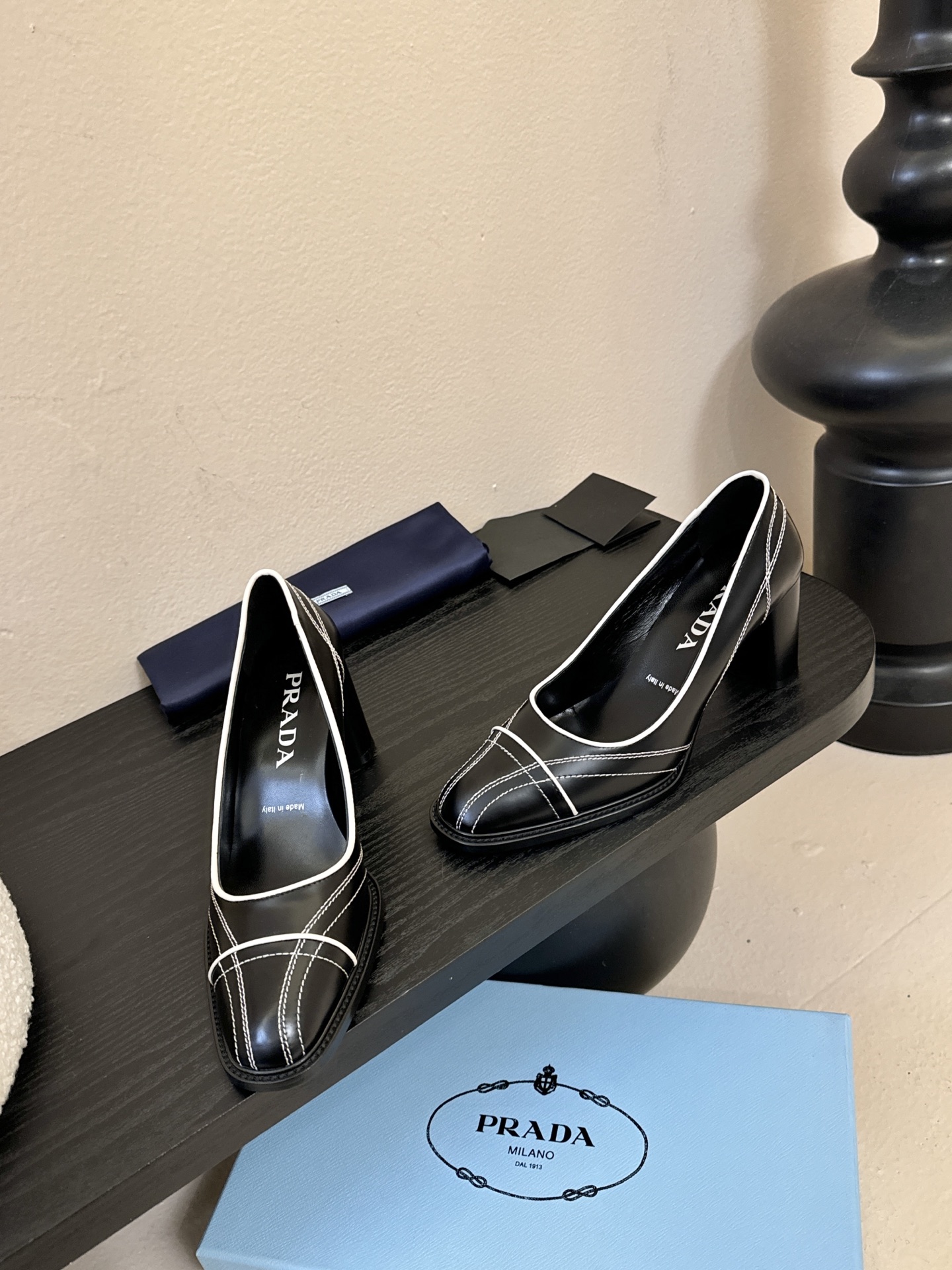 PRAD* 新款高跟鞋采用尖头设计，极具时尚感与攻击性，彰显个性；鞋身有独特的分割线条，增添设计细节，区