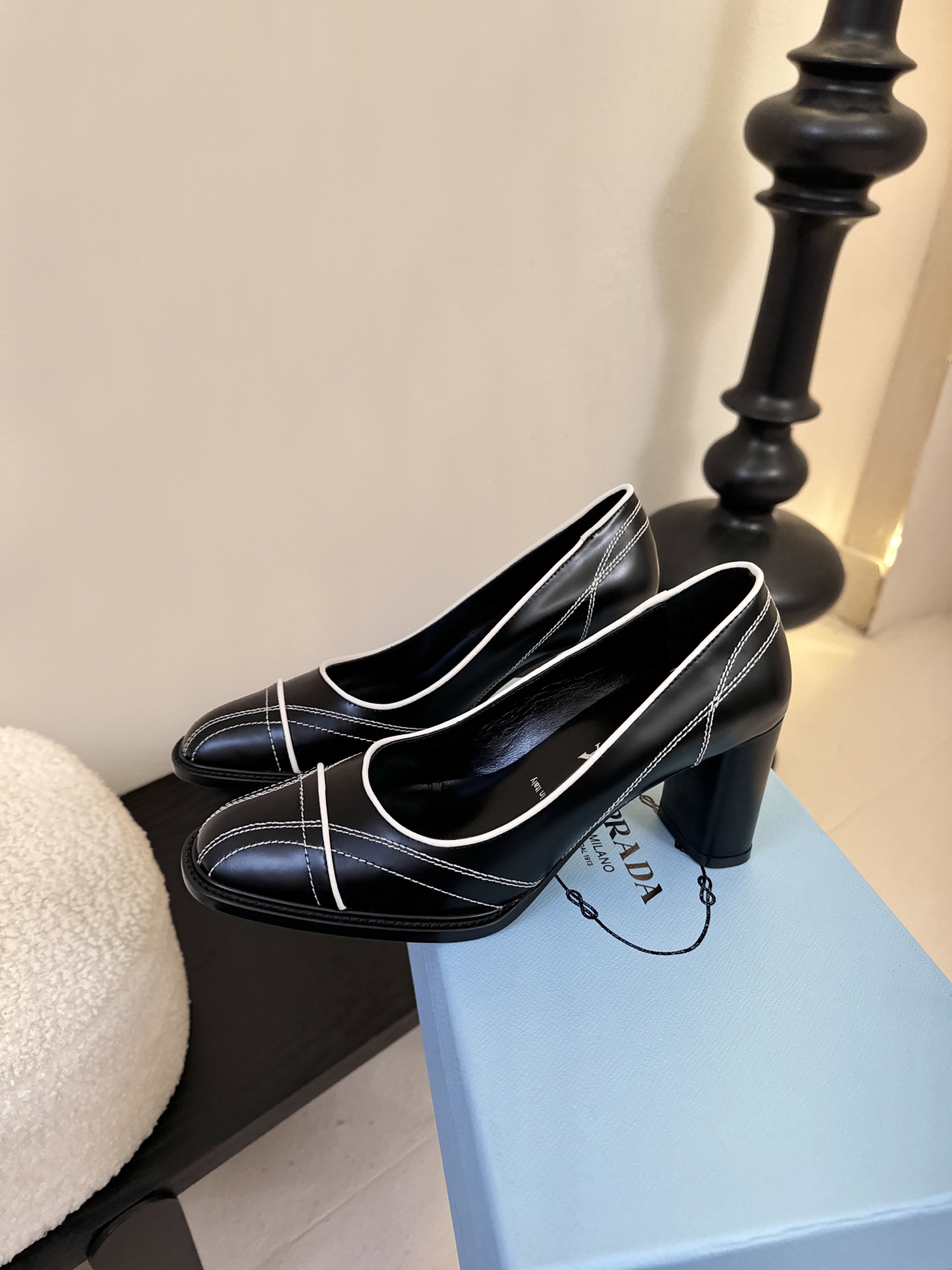 PRAD* 新款高跟鞋采用尖头设计，极具时尚感与攻击性，彰显个性；鞋身有独特的分割线条，增添设计细节，区