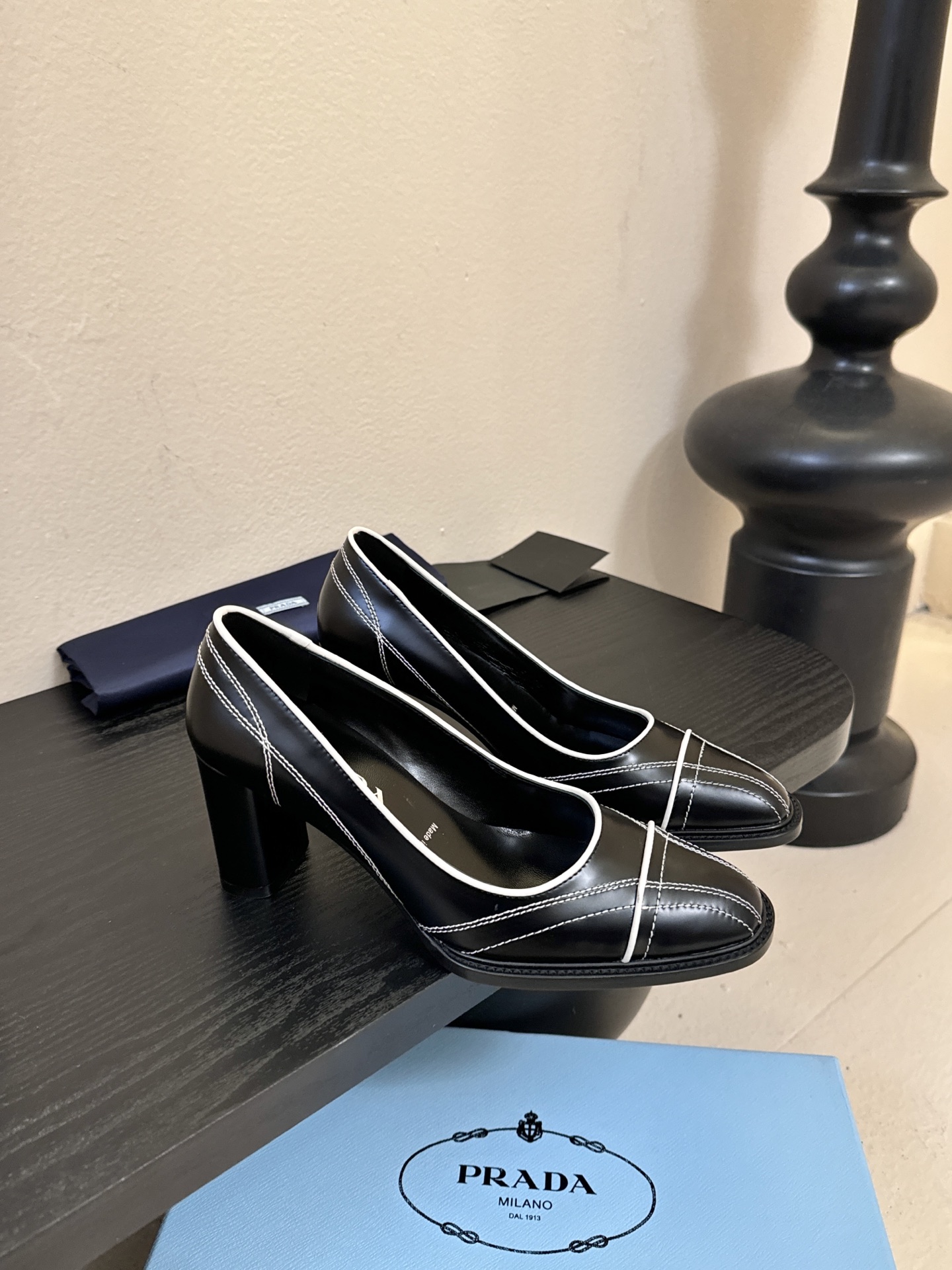 PRAD* 新款高跟鞋采用尖头设计，极具时尚感与攻击性，彰显个性；鞋身有独特的分割线条，增添设计细节，区