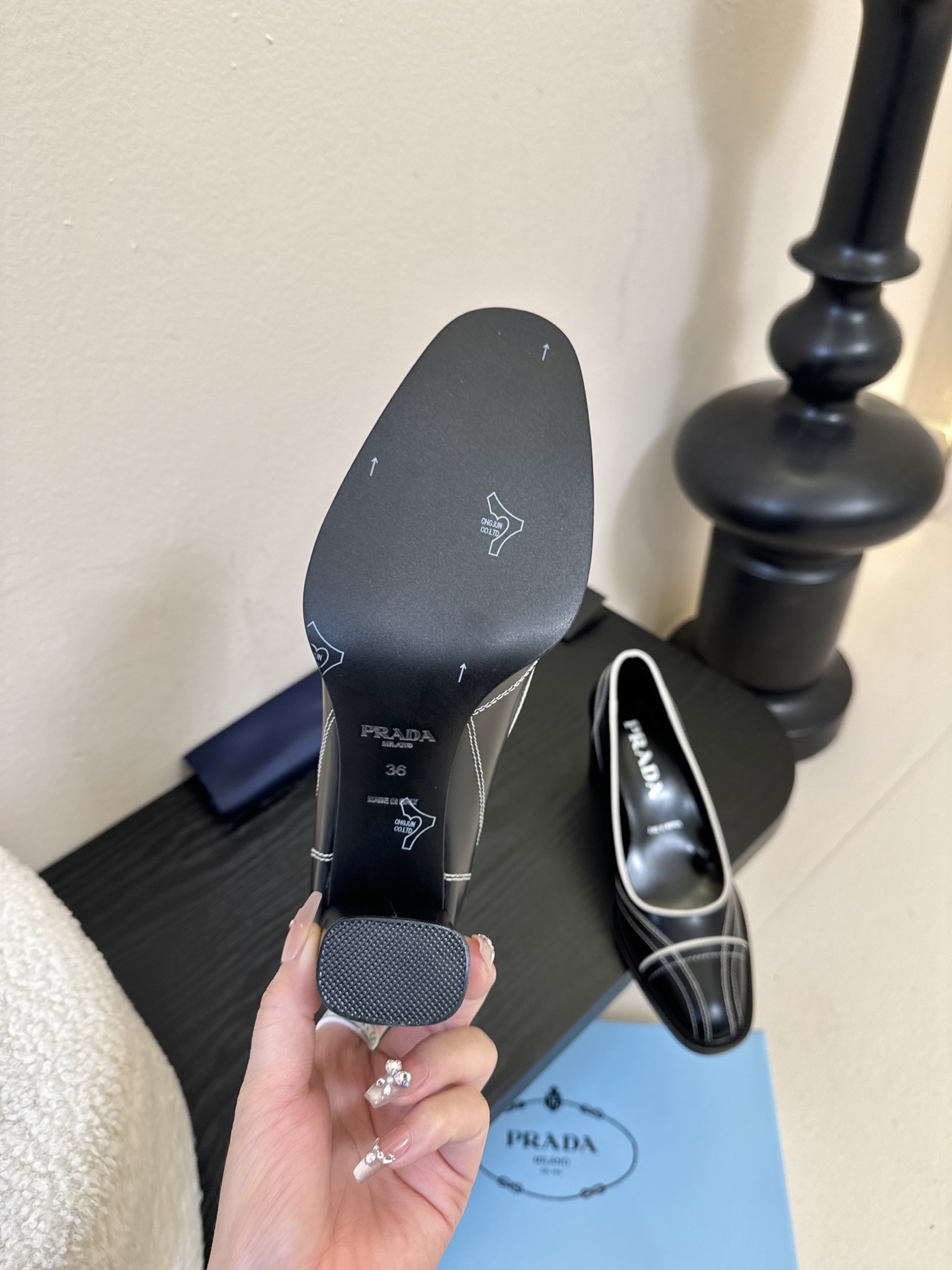 PRAD* 新款高跟鞋采用尖头设计，极具时尚感与攻击性，彰显个性；鞋身有独特的分割线条，增添设计细节，区