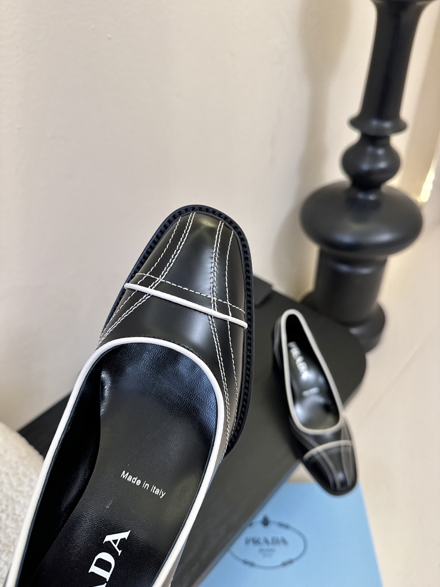 PRAD* 新款高跟鞋采用尖头设计，极具时尚感与攻击性，彰显个性；鞋身有独特的分割线条，增添设计细节，区