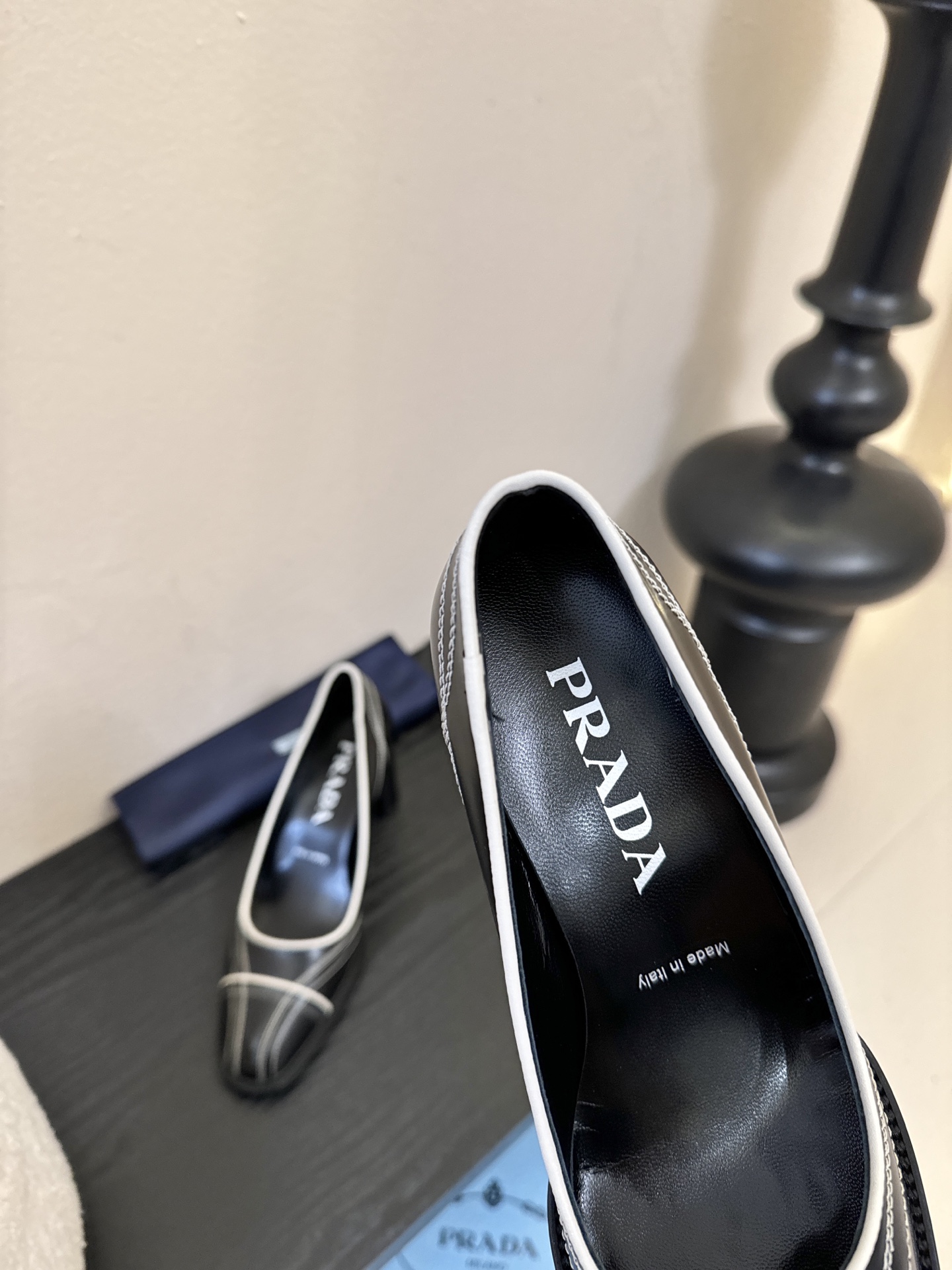 PRAD* 新款高跟鞋采用尖头设计，极具时尚感与攻击性，彰显个性；鞋身有独特的分割线条，增添设计细节，区