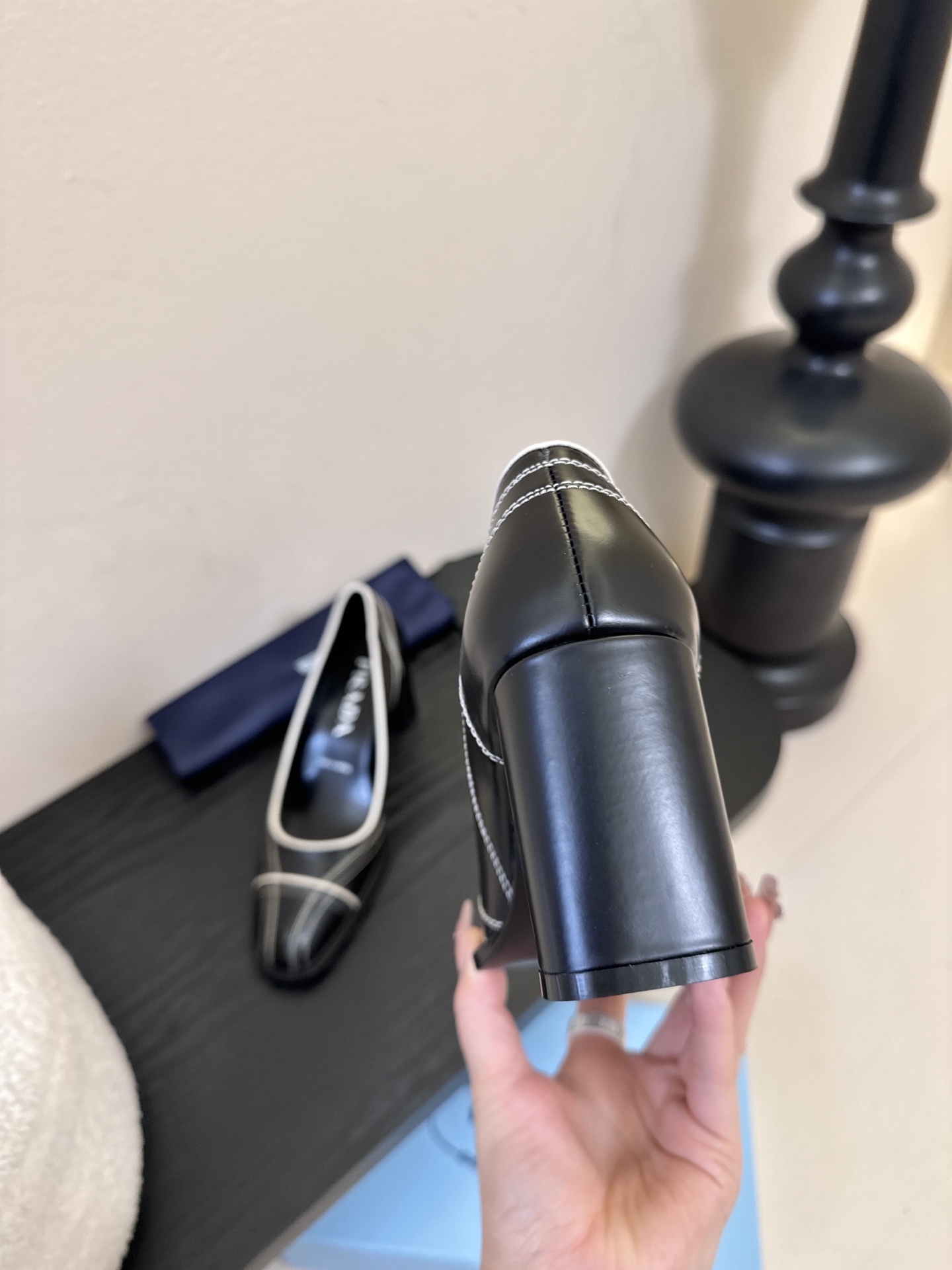 PRAD* 新款高跟鞋采用尖头设计，极具时尚感与攻击性，彰显个性；鞋身有独特的分割线条，增添设计细节，区