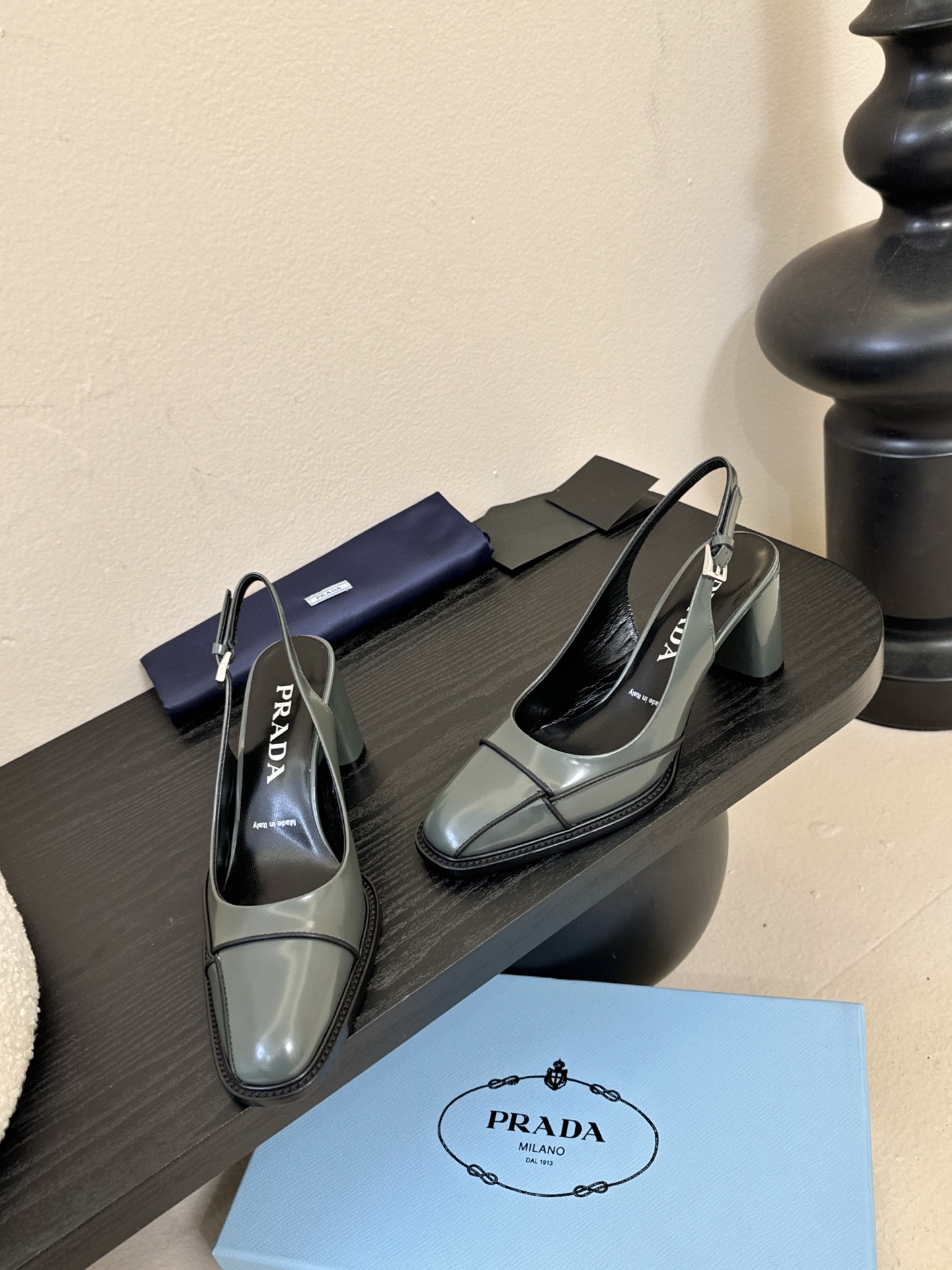 PRAD* 新款高跟鞋采用尖头设计，极具时尚感与攻击性，彰显个性；鞋身有独特的分割线条，增添设计细节，区