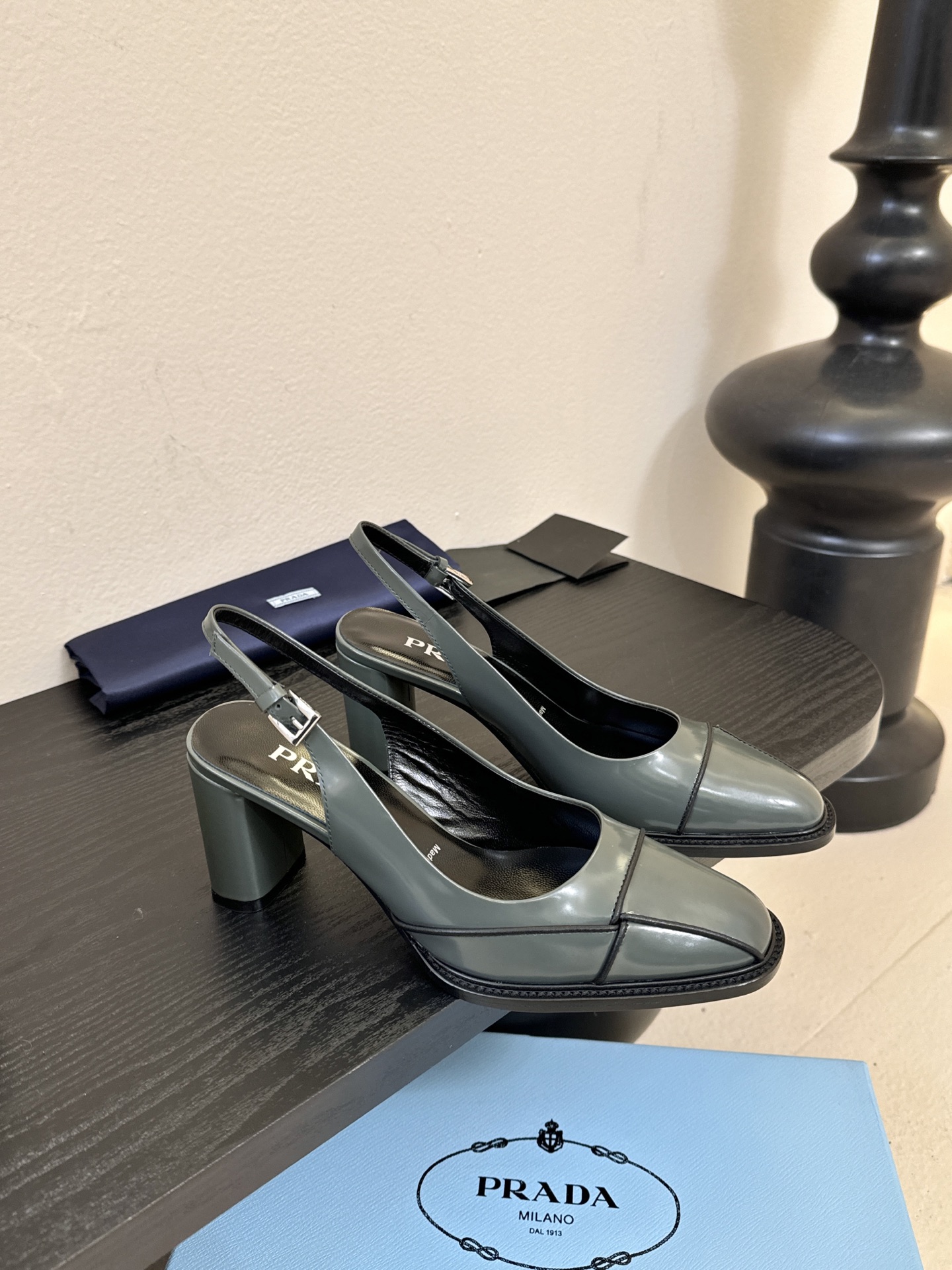 PRAD* 新款高跟鞋采用尖头设计，极具时尚感与攻击性，彰显个性；鞋身有独特的分割线条，增添设计细节，区