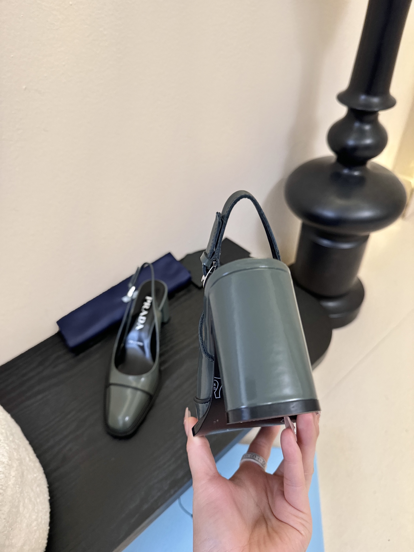 PRAD* 新款高跟鞋采用尖头设计，极具时尚感与攻击性，彰显个性；鞋身有独特的分割线条，增添设计细节，区