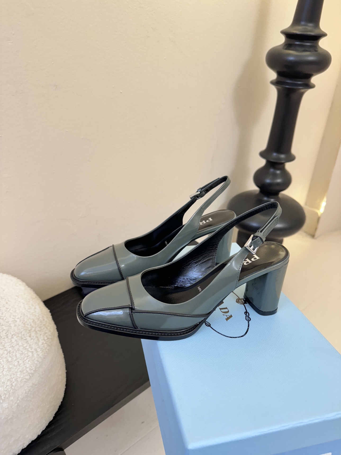 PRAD* 新款高跟鞋采用尖头设计，极具时尚感与攻击性，彰显个性；鞋身有独特的分割线条，增添设计细节，区