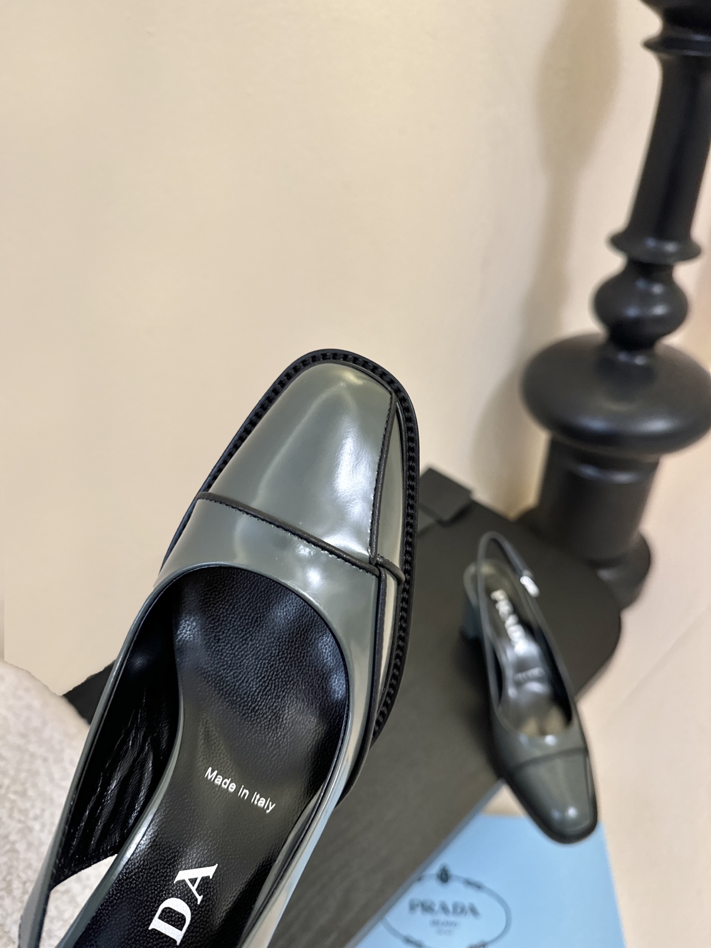 PRAD* 新款高跟鞋采用尖头设计，极具时尚感与攻击性，彰显个性；鞋身有独特的分割线条，增添设计细节，区