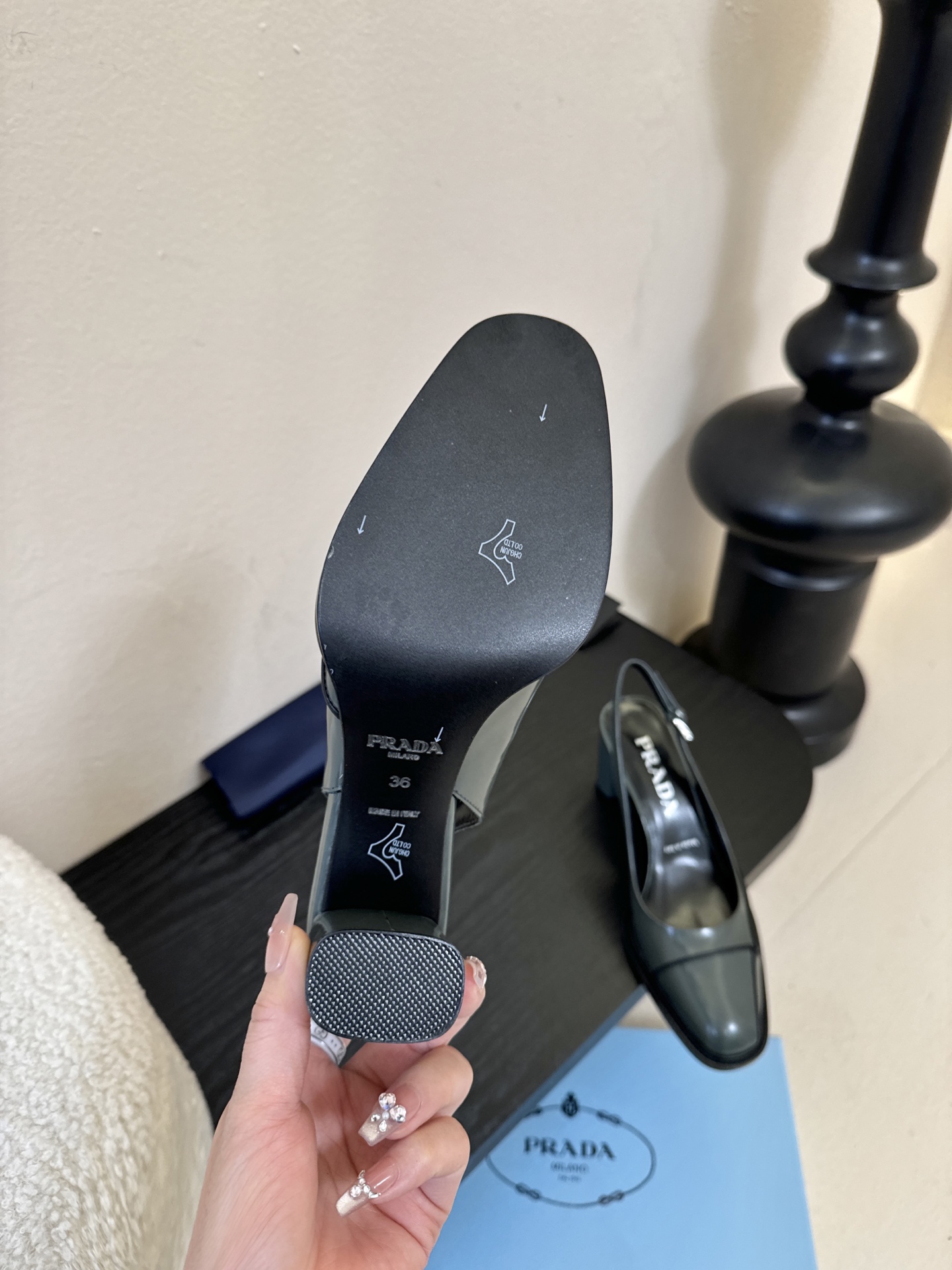 PRAD* 新款高跟鞋采用尖头设计，极具时尚感与攻击性，彰显个性；鞋身有独特的分割线条，增添设计细节，区