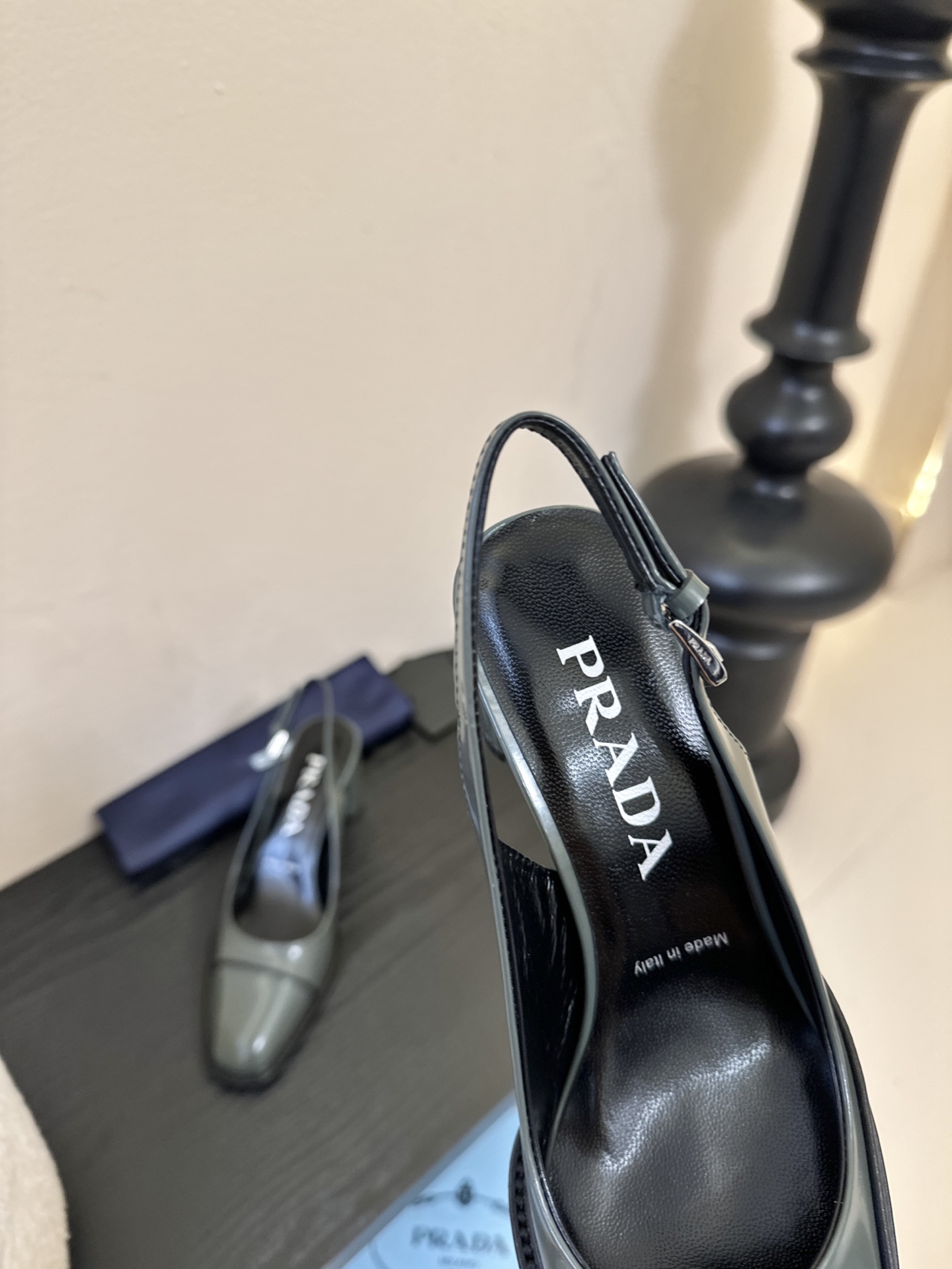 PRAD* 新款高跟鞋采用尖头设计，极具时尚感与攻击性，彰显个性；鞋身有独特的分割线条，增添设计细节，区