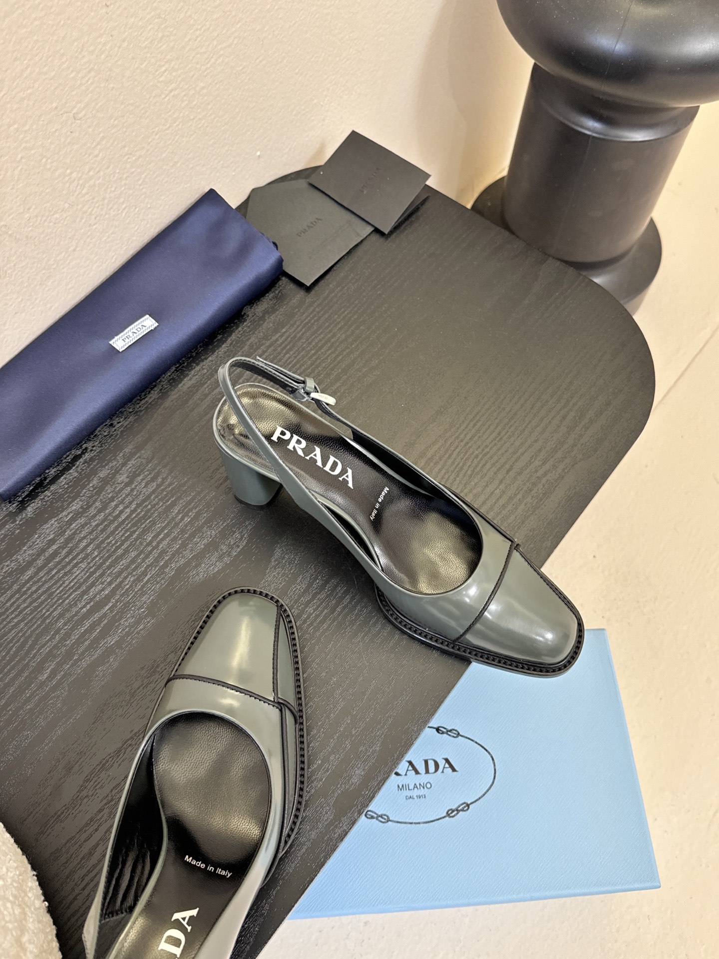 PRAD* 新款高跟鞋采用尖头设计，极具时尚感与攻击性，彰显个性；鞋身有独特的分割线条，增添设计细节，区