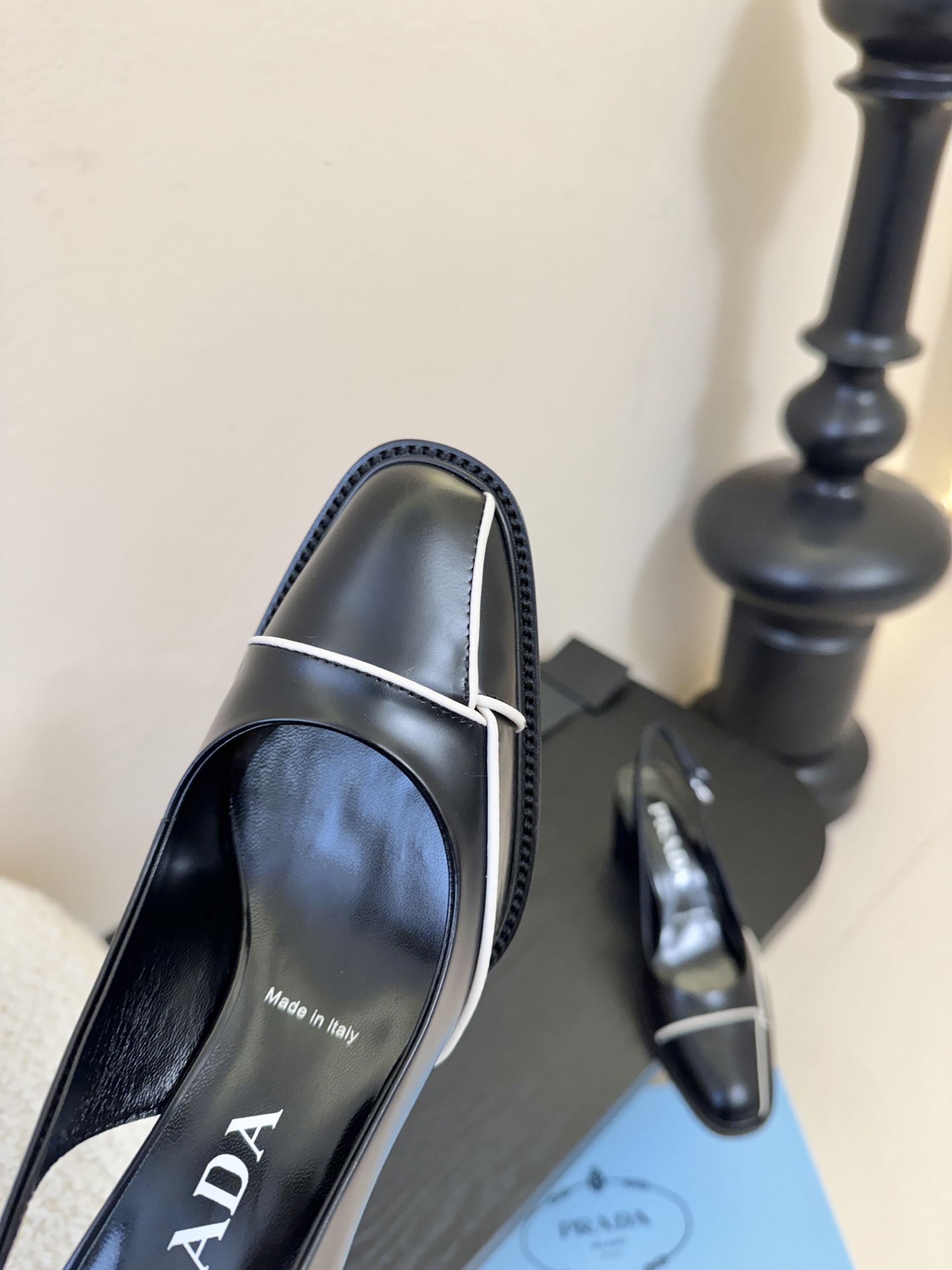 PRAD* 新款高跟鞋采用尖头设计，极具时尚感与攻击性，彰显个性；鞋身有独特的分割线条，增添设计细节，区