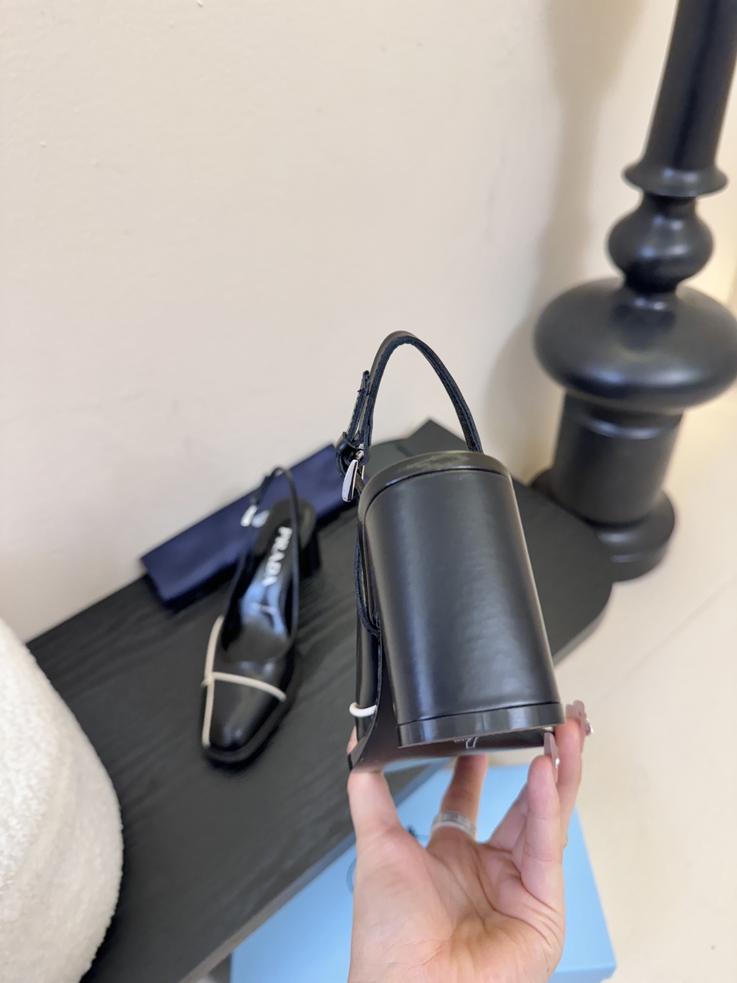 PRAD* 新款高跟鞋采用尖头设计，极具时尚感与攻击性，彰显个性；鞋身有独特的分割线条，增添设计细节，区