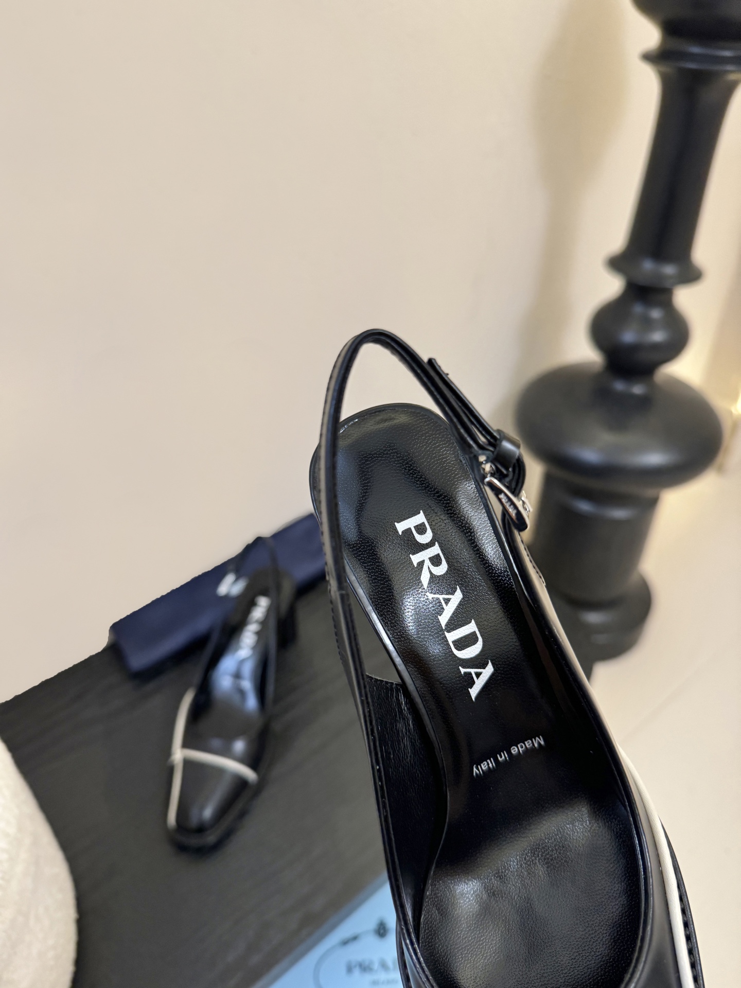 PRAD* 新款高跟鞋采用尖头设计，极具时尚感与攻击性，彰显个性；鞋身有独特的分割线条，增添设计细节，区