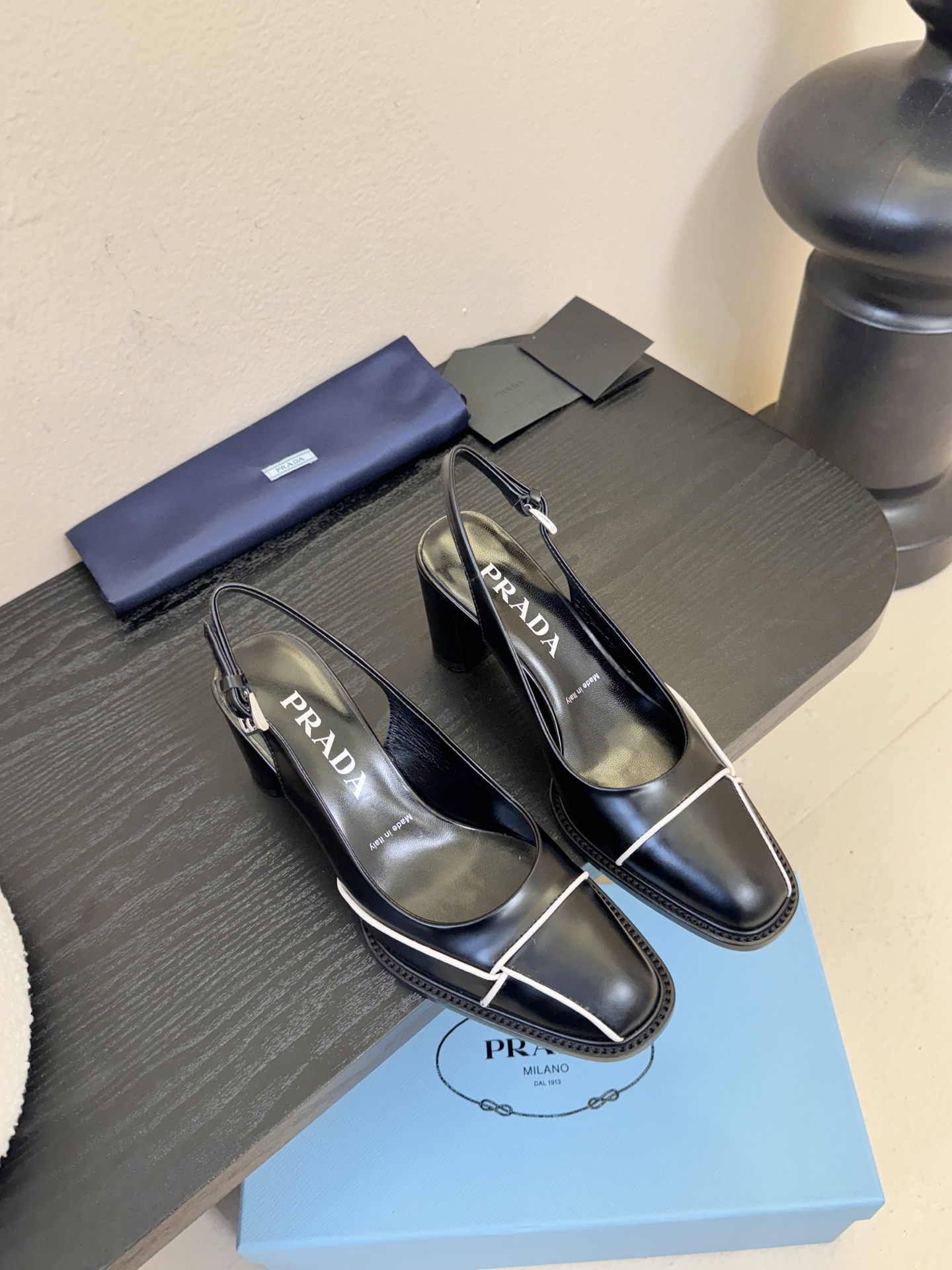 PRAD* 新款高跟鞋采用尖头设计，极具时尚感与攻击性，彰显个性；鞋身有独特的分割线条，增添设计细节，区