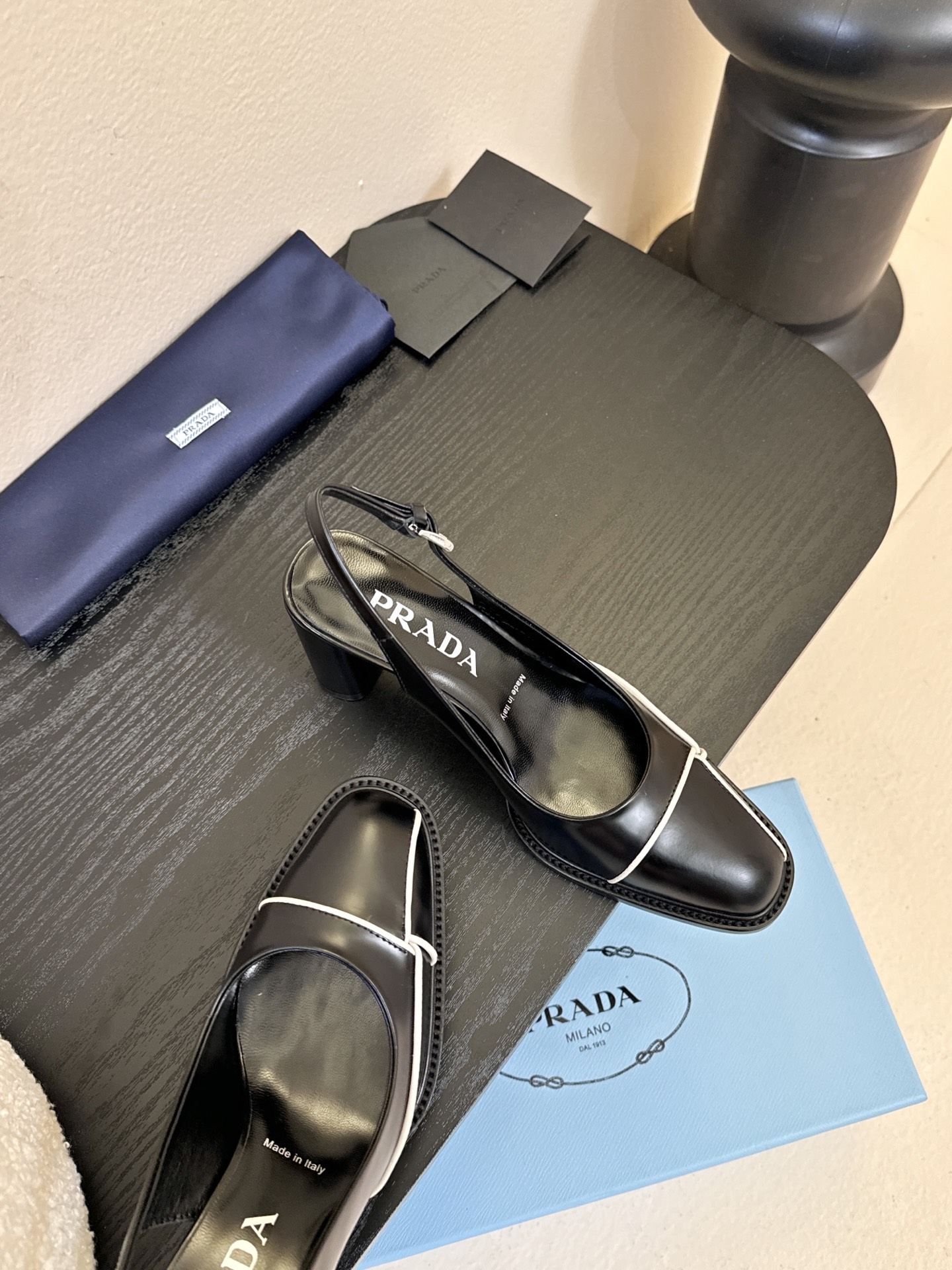 PRAD* 新款高跟鞋采用尖头设计，极具时尚感与攻击性，彰显个性；鞋身有独特的分割线条，增添设计细节，区