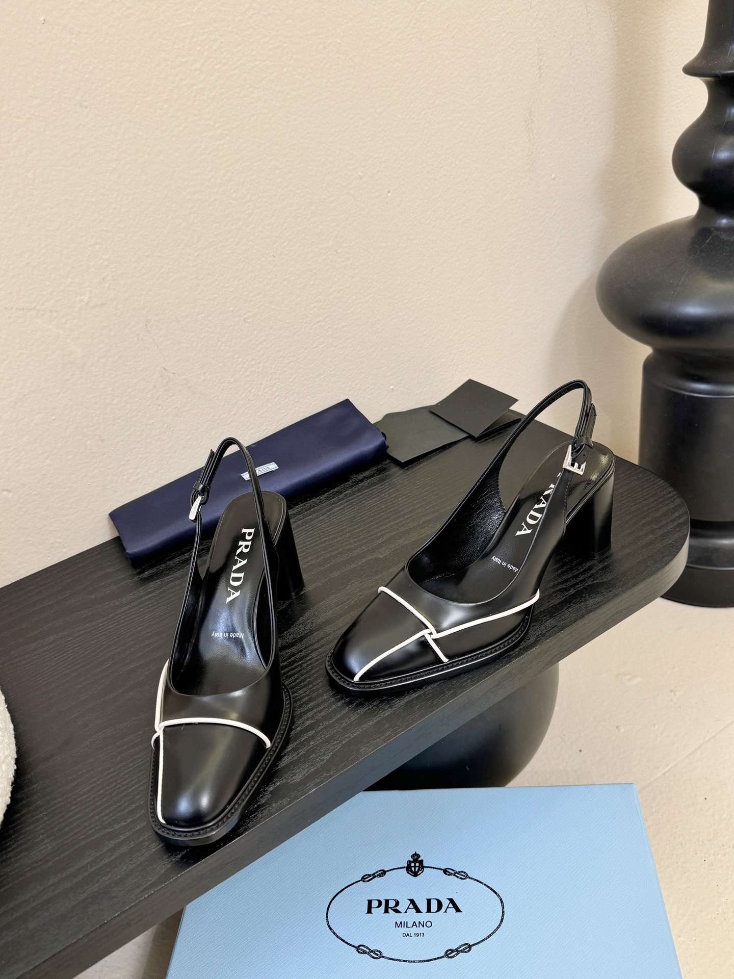 PRAD* 新款高跟鞋采用尖头设计，极具时尚感与攻击性，彰显个性；鞋身有独特的分割线条，增添设计细节，区