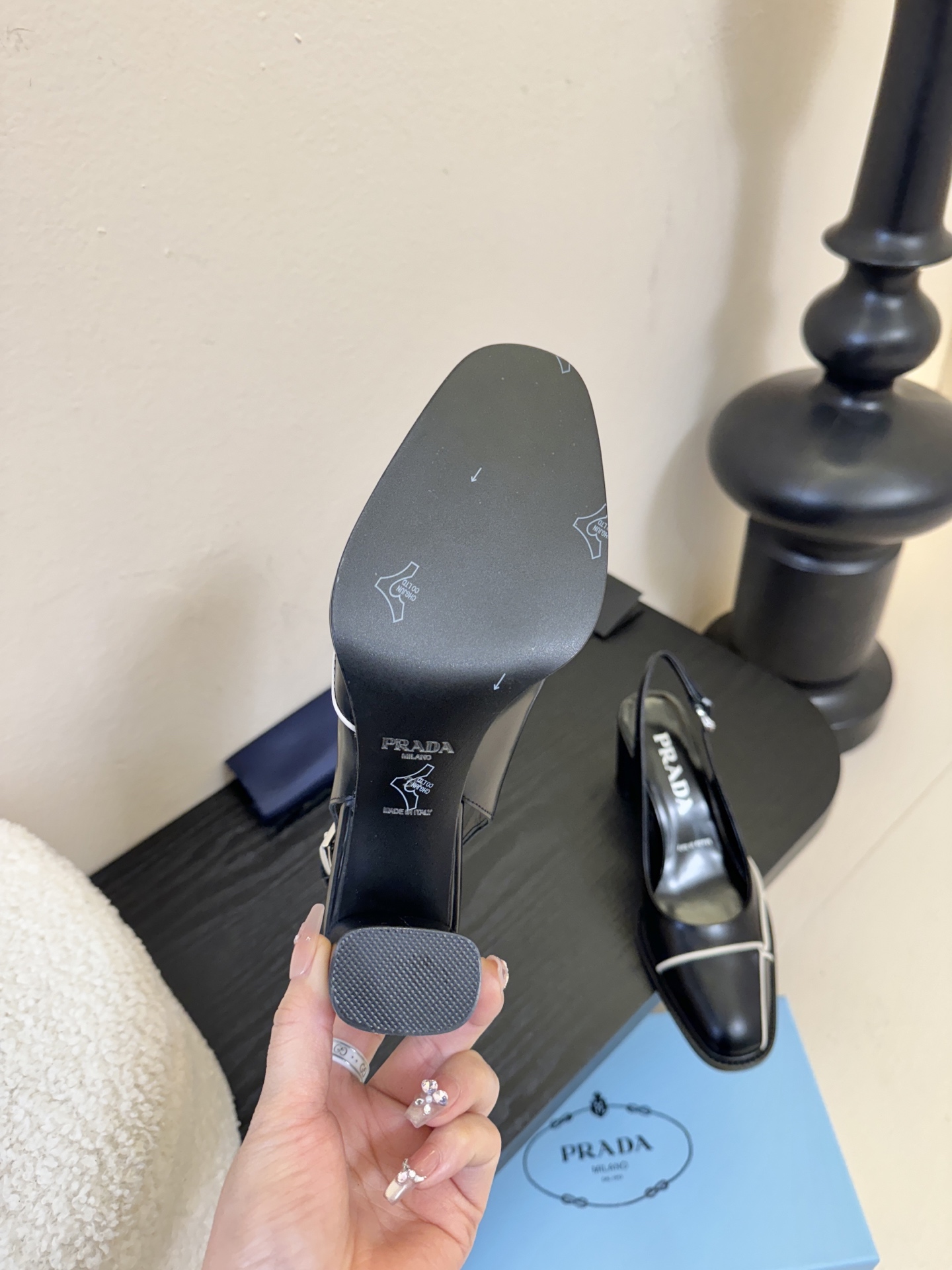 PRAD* 新款高跟鞋采用尖头设计，极具时尚感与攻击性，彰显个性；鞋身有独特的分割线条，增添设计细节，区