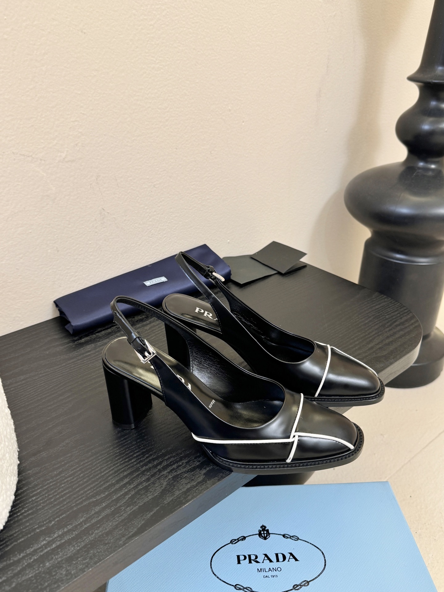 PRAD* 新款高跟鞋采用尖头设计，极具时尚感与攻击性，彰显个性；鞋身有独特的分割线条，增添设计细节，区